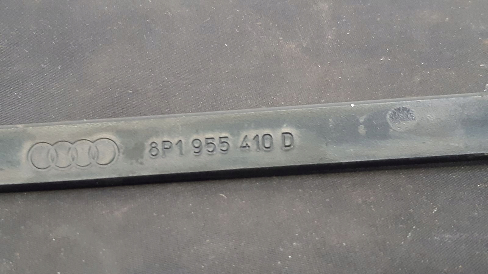 wiper arm right Audi A3 8P 1,6 SR MPI