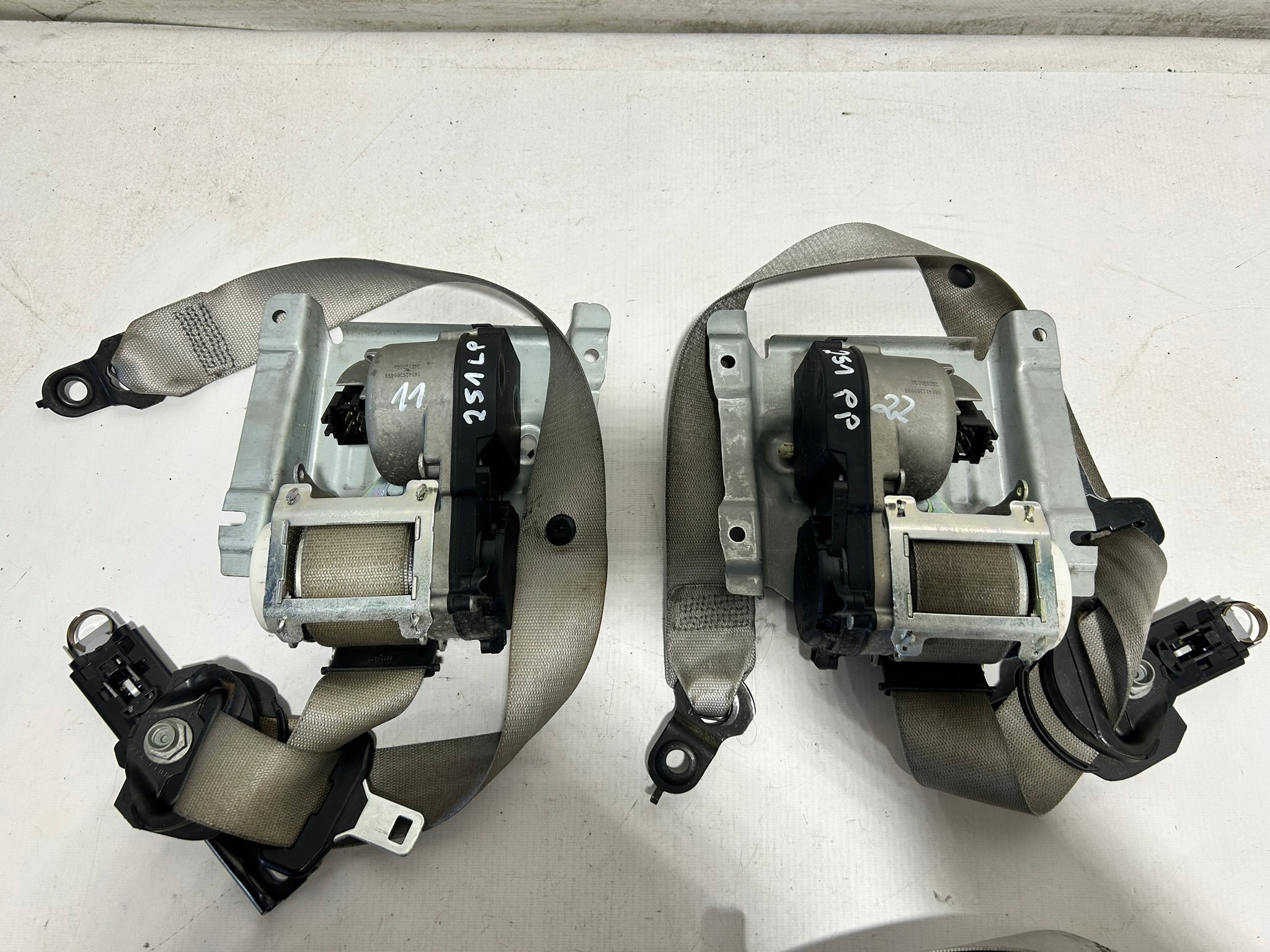 tension belts front left right KOMPLET MERCEDES W251 SZARE