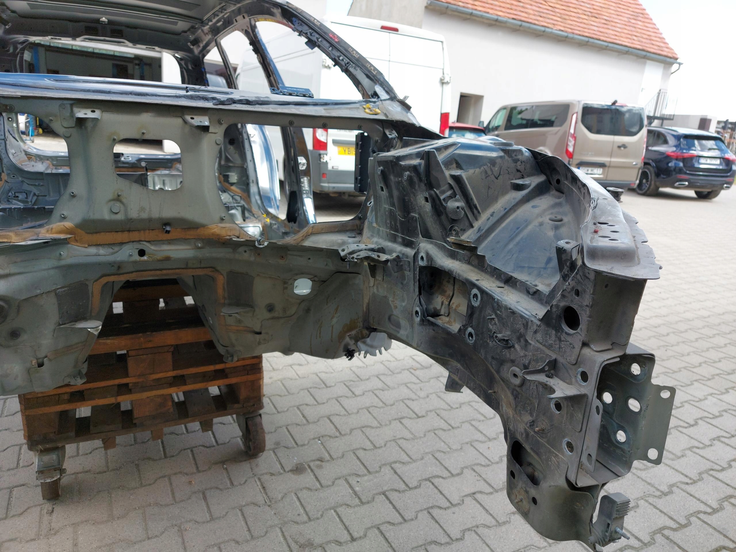 VOLVO C90 QUARTER LEFT FRONT FRONT QUARTER