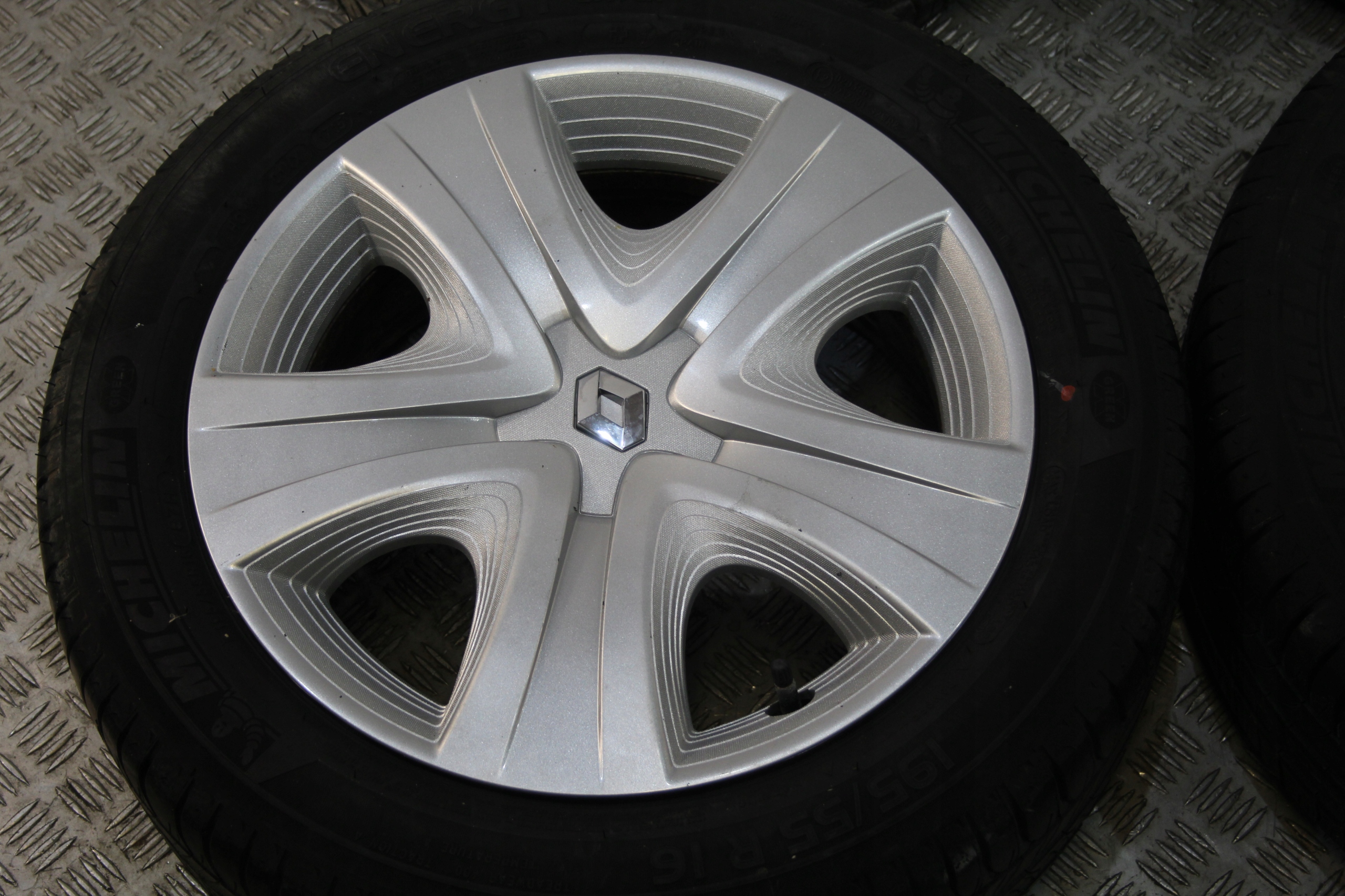 wheels discs tyres 195/55 R16 RENAULT CLIO IV