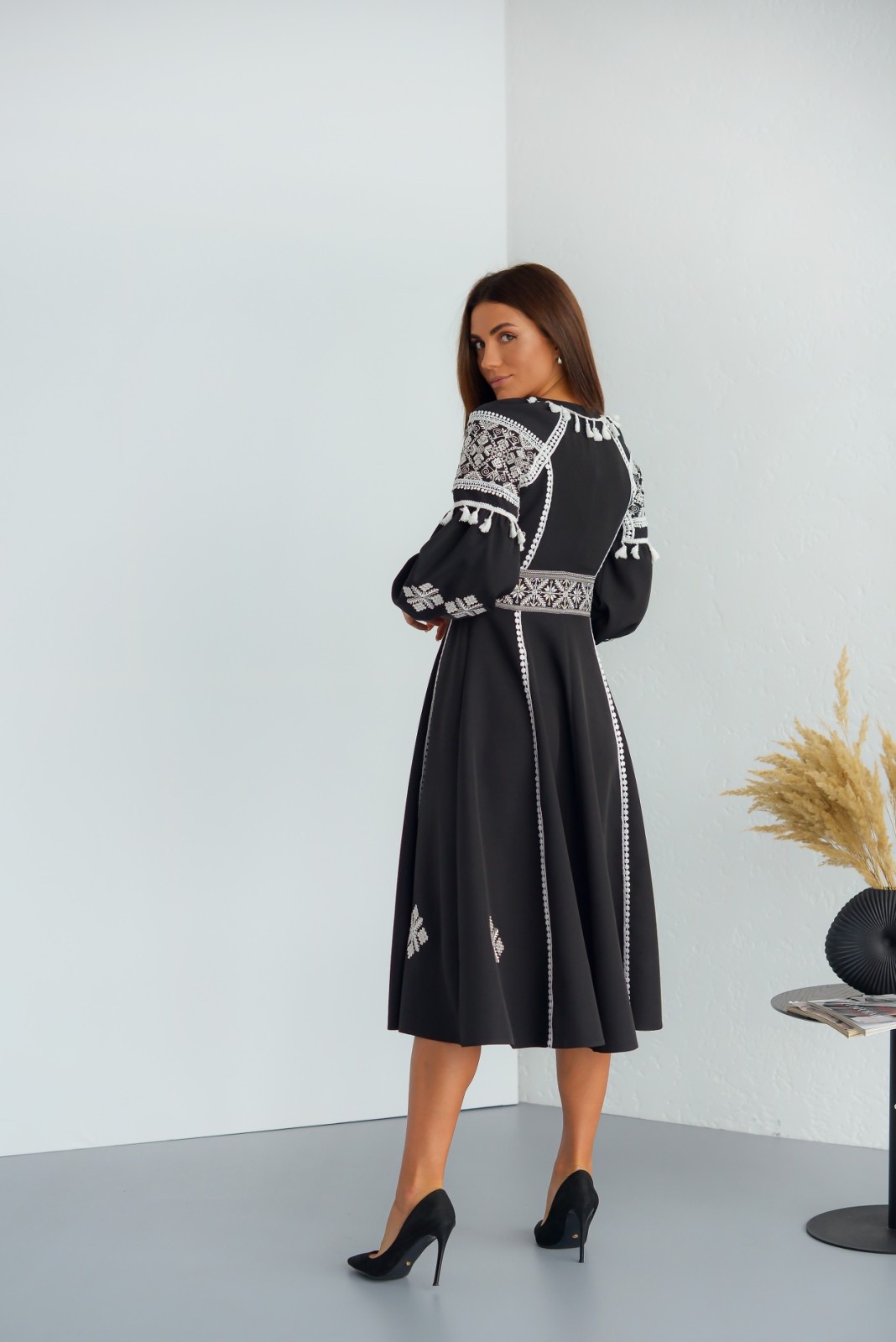 Krásná vyšívaná sukně s černou bílou výšivkou vel.40 (úzký střih)