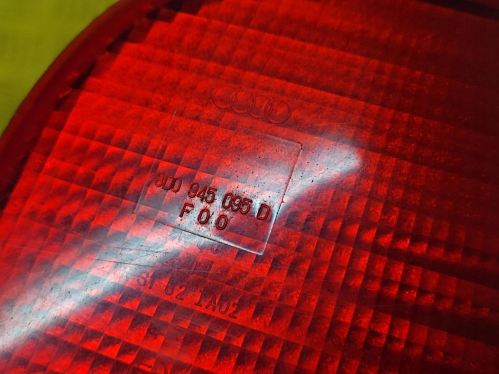 AUDI A4 B5 Licht links heck 8D0945095D