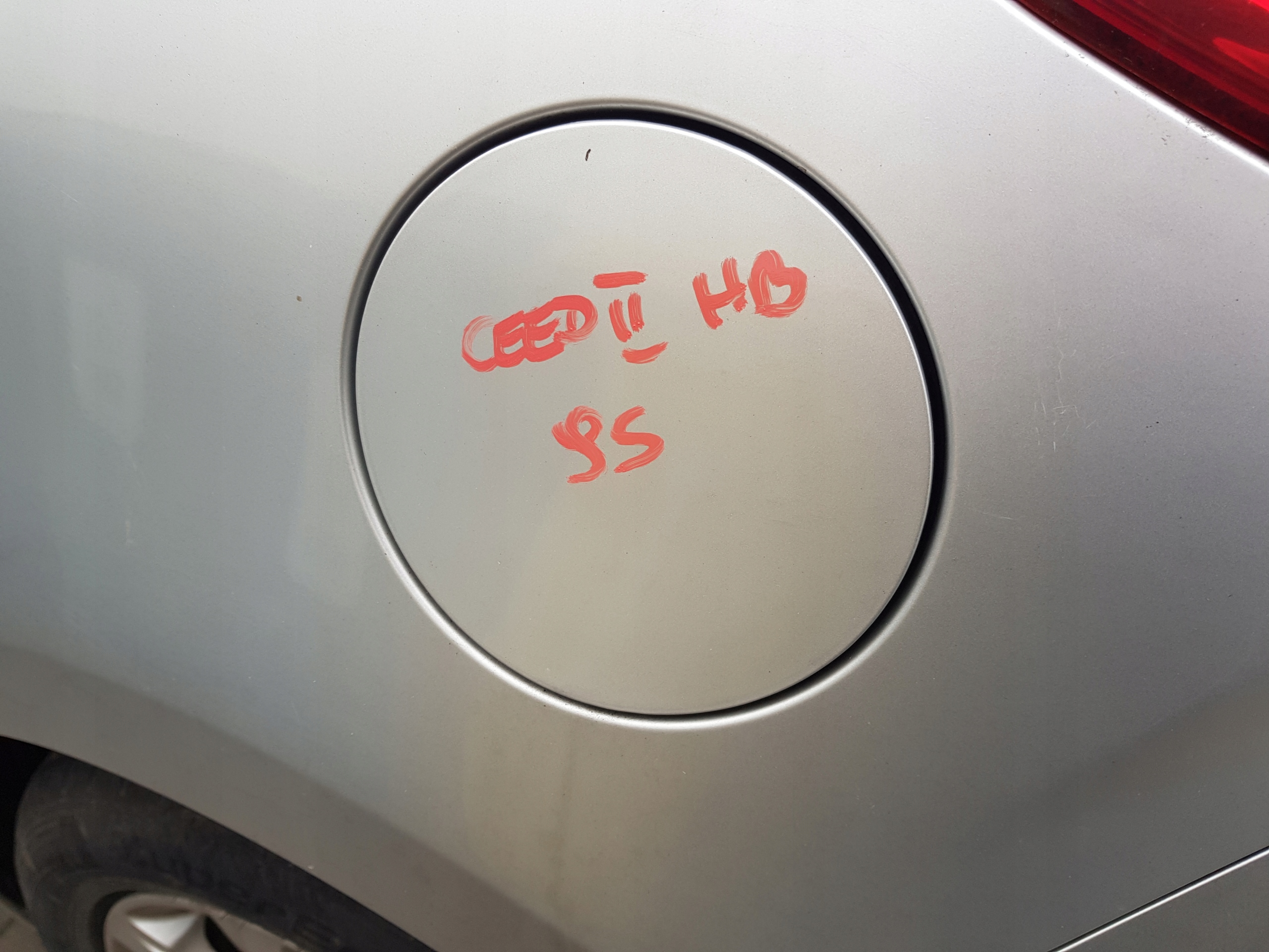 KIA CEED II HB Tankklappe des Kraftstoffsbehälters 9S 2012