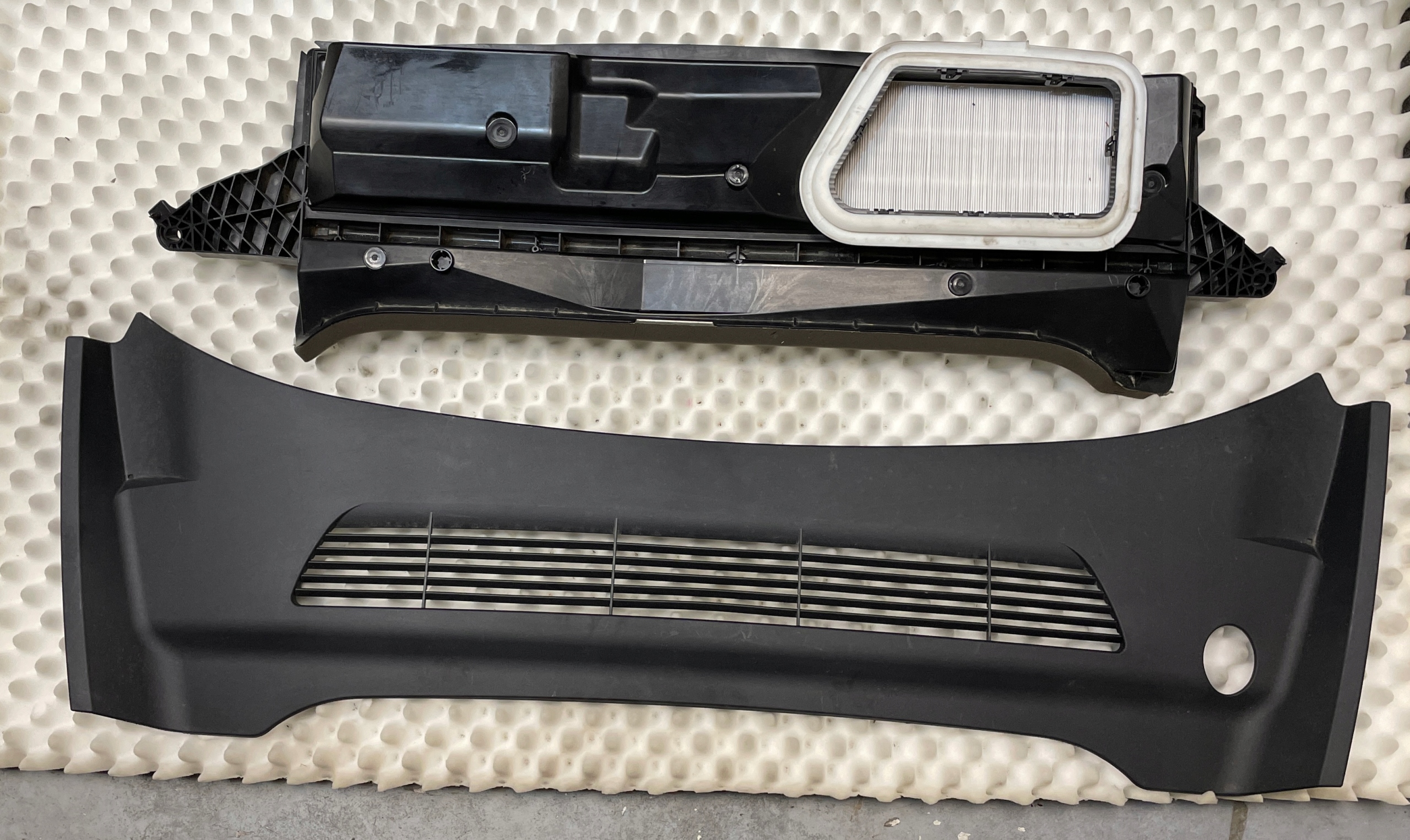 Tesla y podszybie + obudowa filtra demontaż