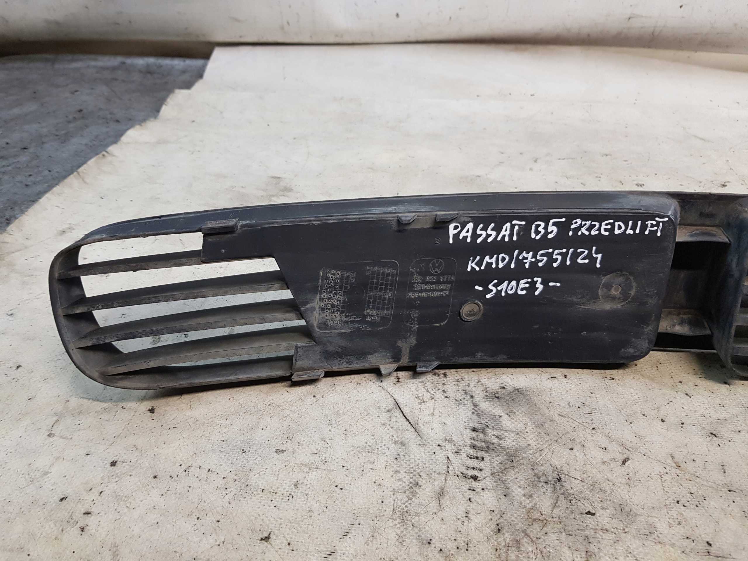 grid of a bumper right front VW PASSAT B5 PRZEDLIFT