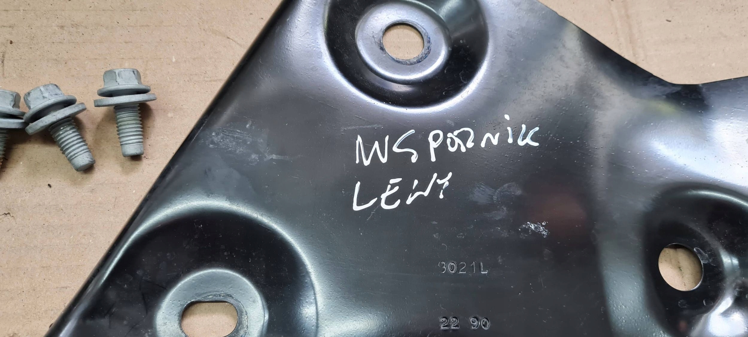 Jeep Grand Cherokee WL 2022 bracket holder console left
