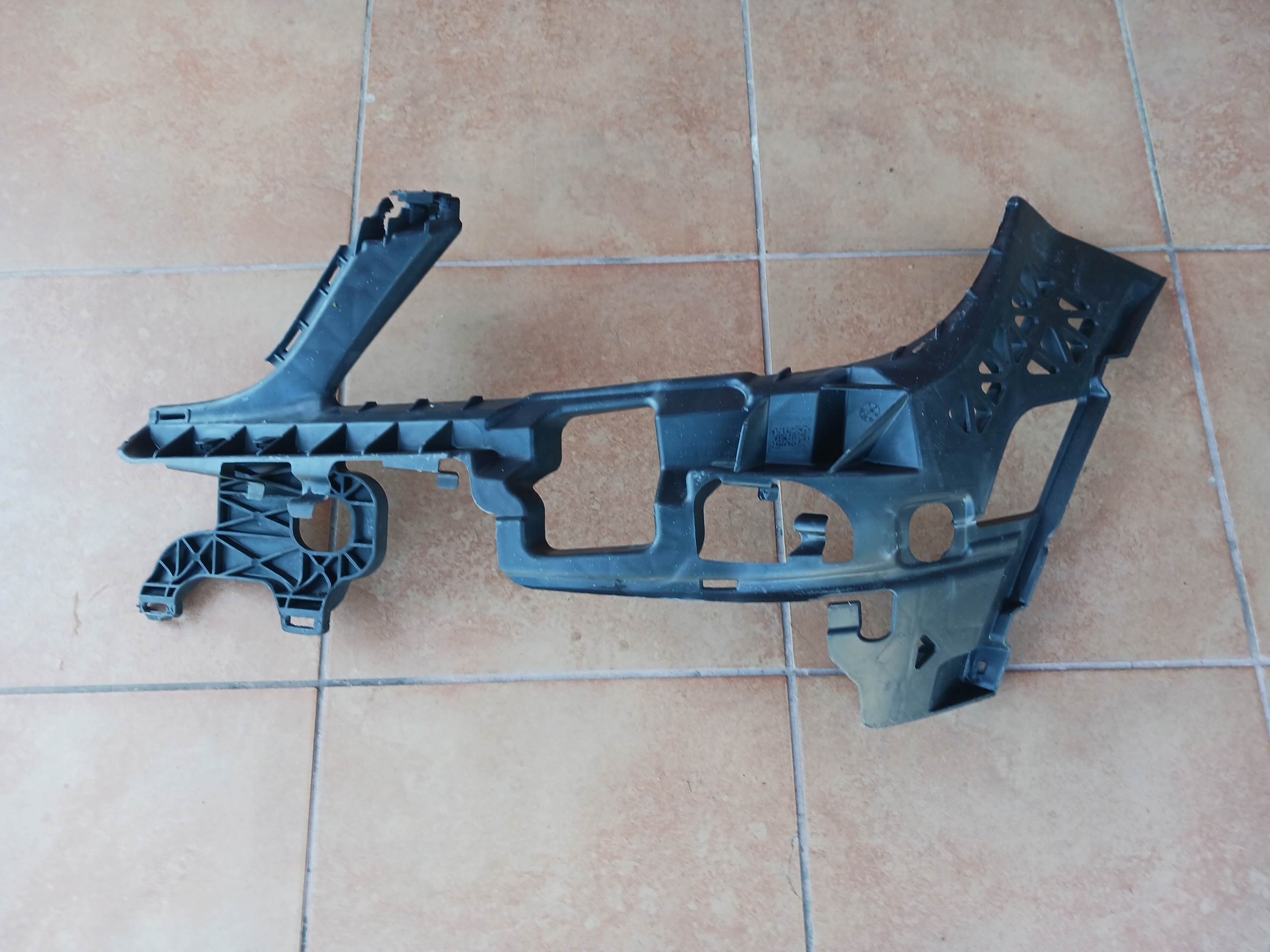 bumper bracket left front MERCEDES W204 A2048850765