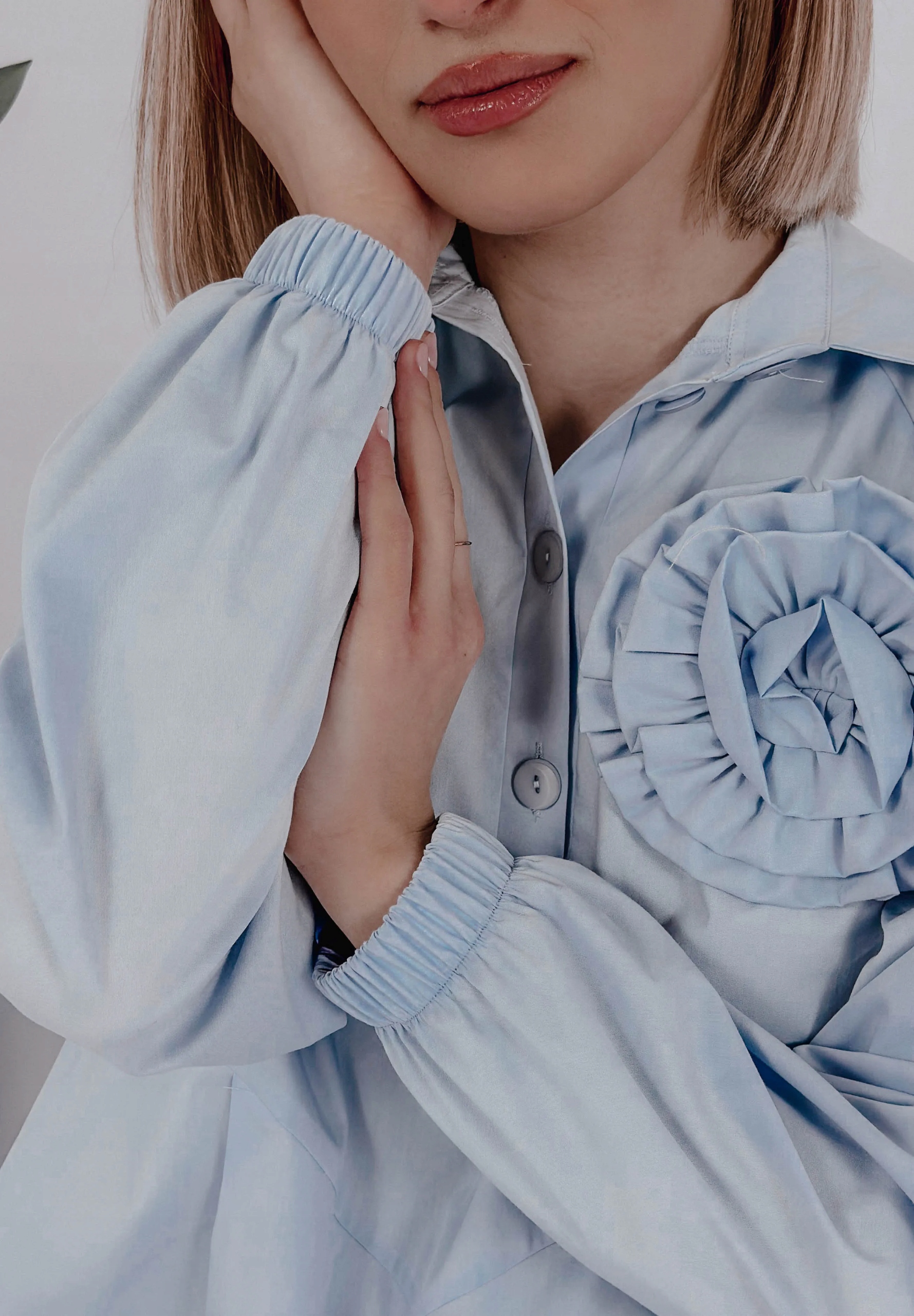 Koszula z odpinaną różą Nalani niebieska 2 Dekolt kołnierzyk