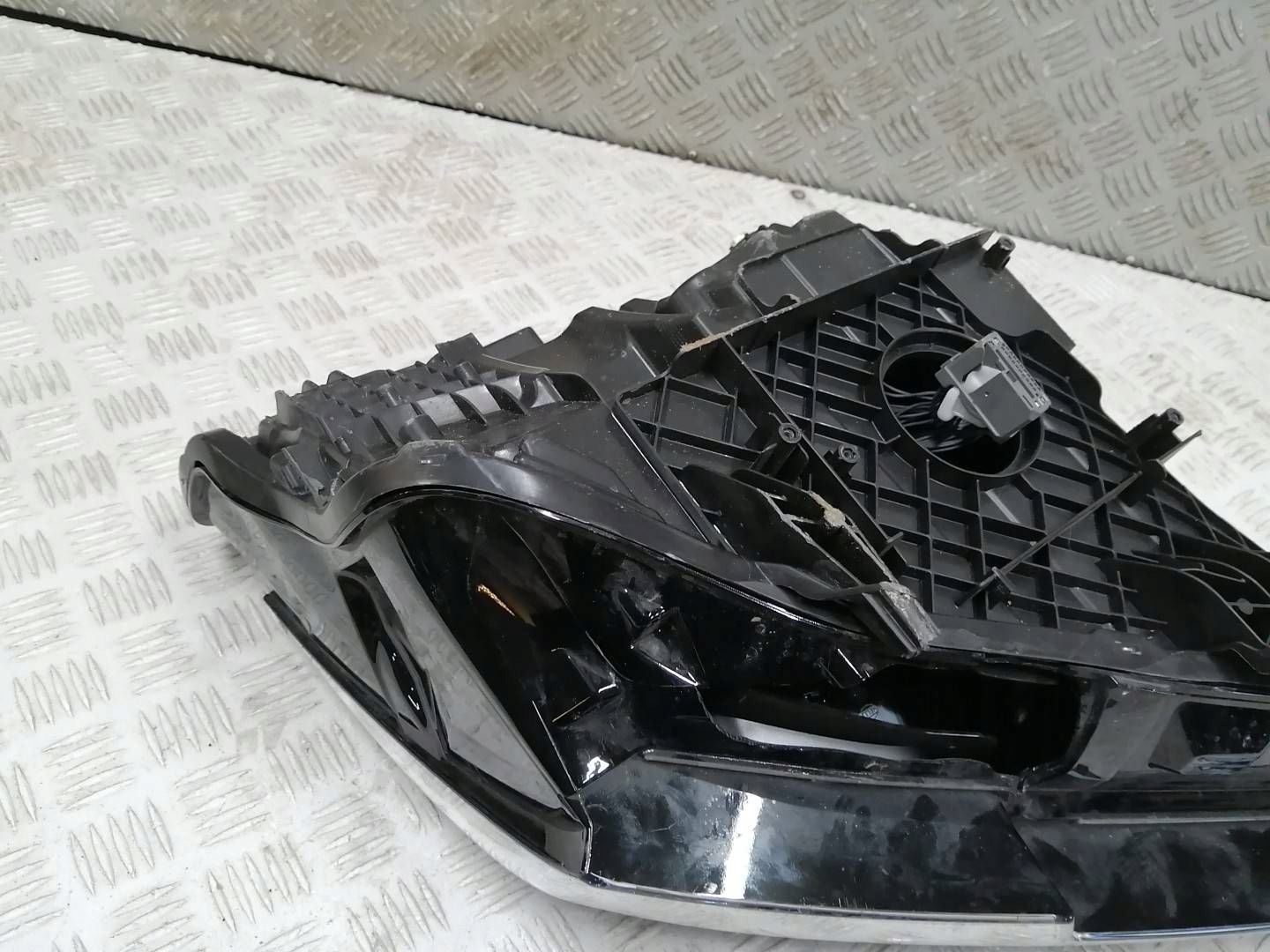 RR передняя левая volvo EX30 80000401