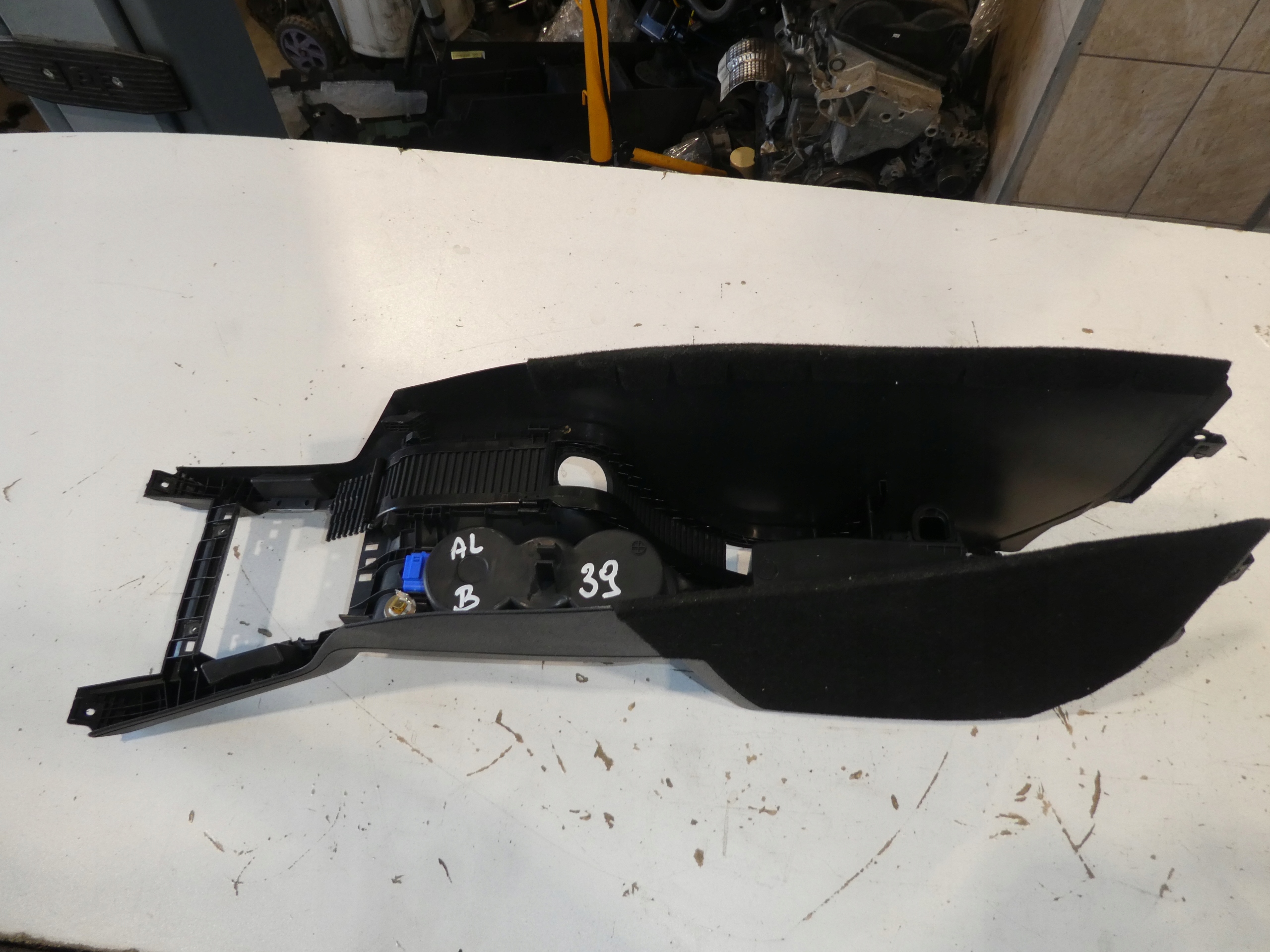 OCTAVIA II TUNEL central armrest 1Z1863241