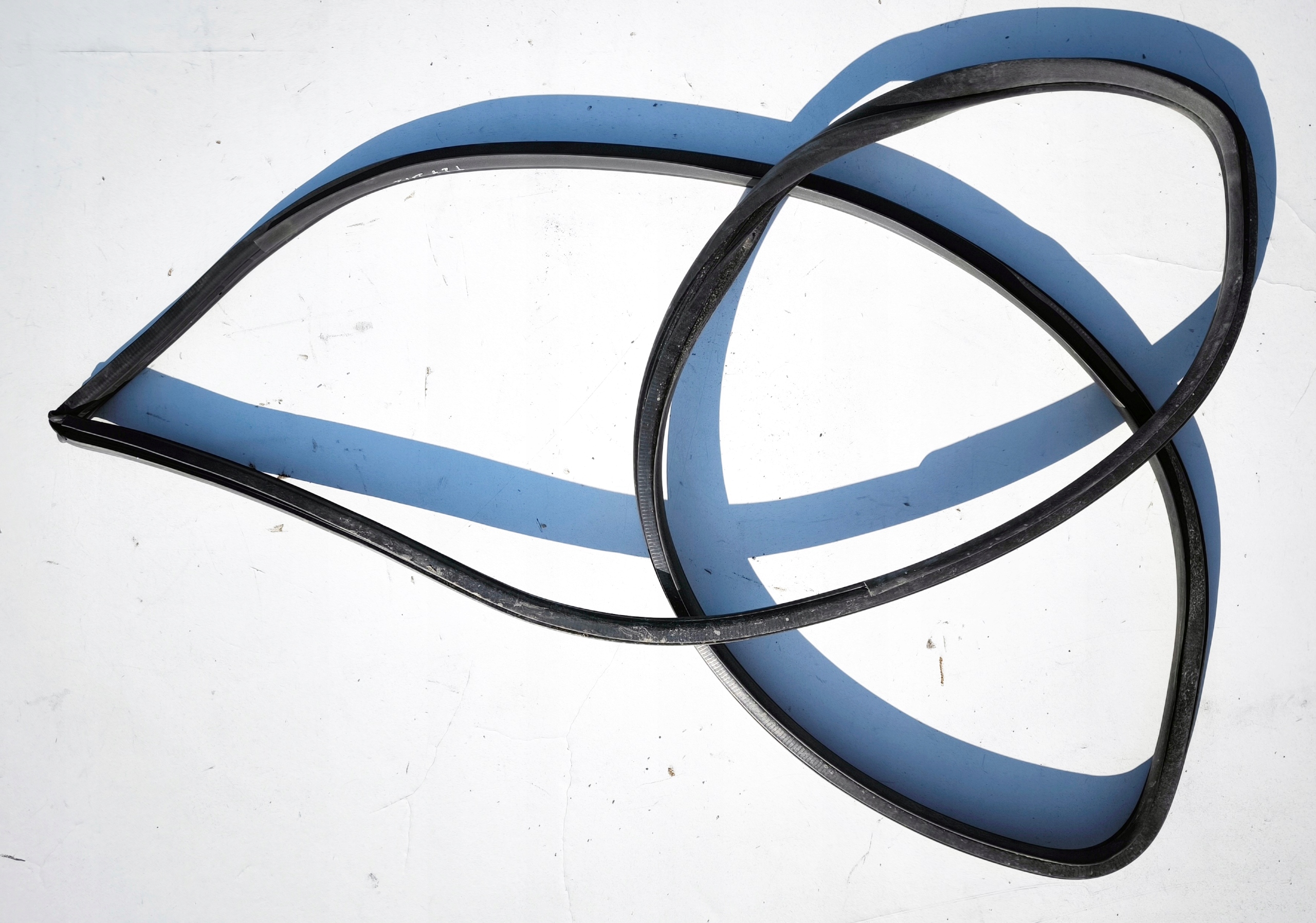 uszczelka WNĘKI DRZWI PRZEDNIA LEWA AVENSIS T27