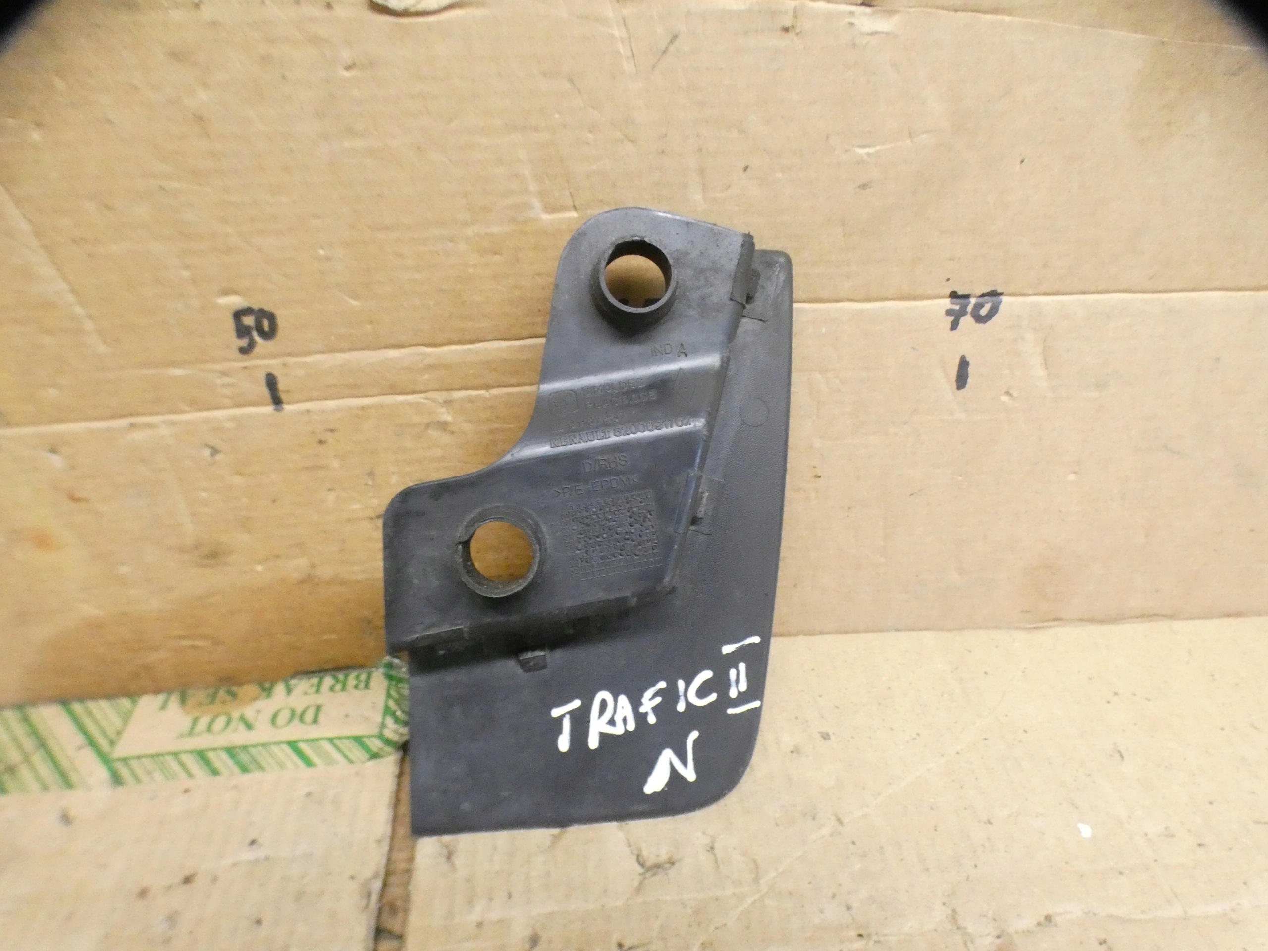 mudguard flap front right 8200091702 trafic vivaro primastar 01-14