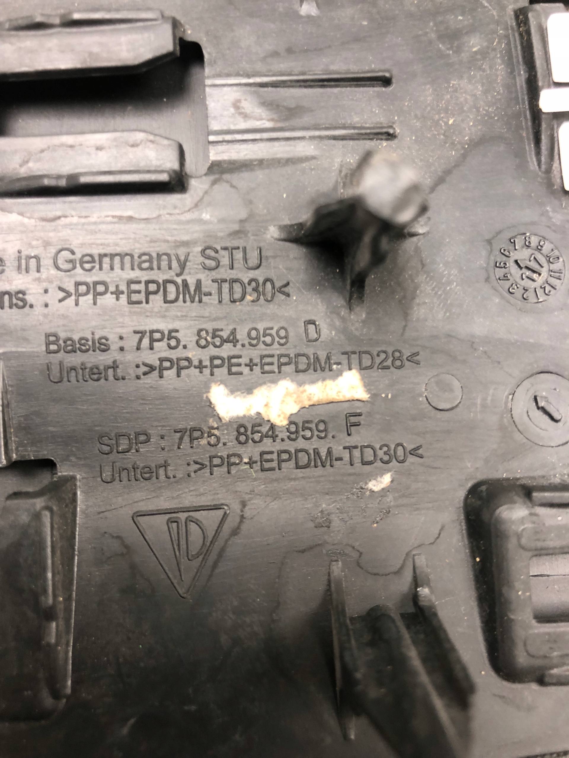 lišta blatníku levý předek PORSCHE CAYENNE 7P5854959D