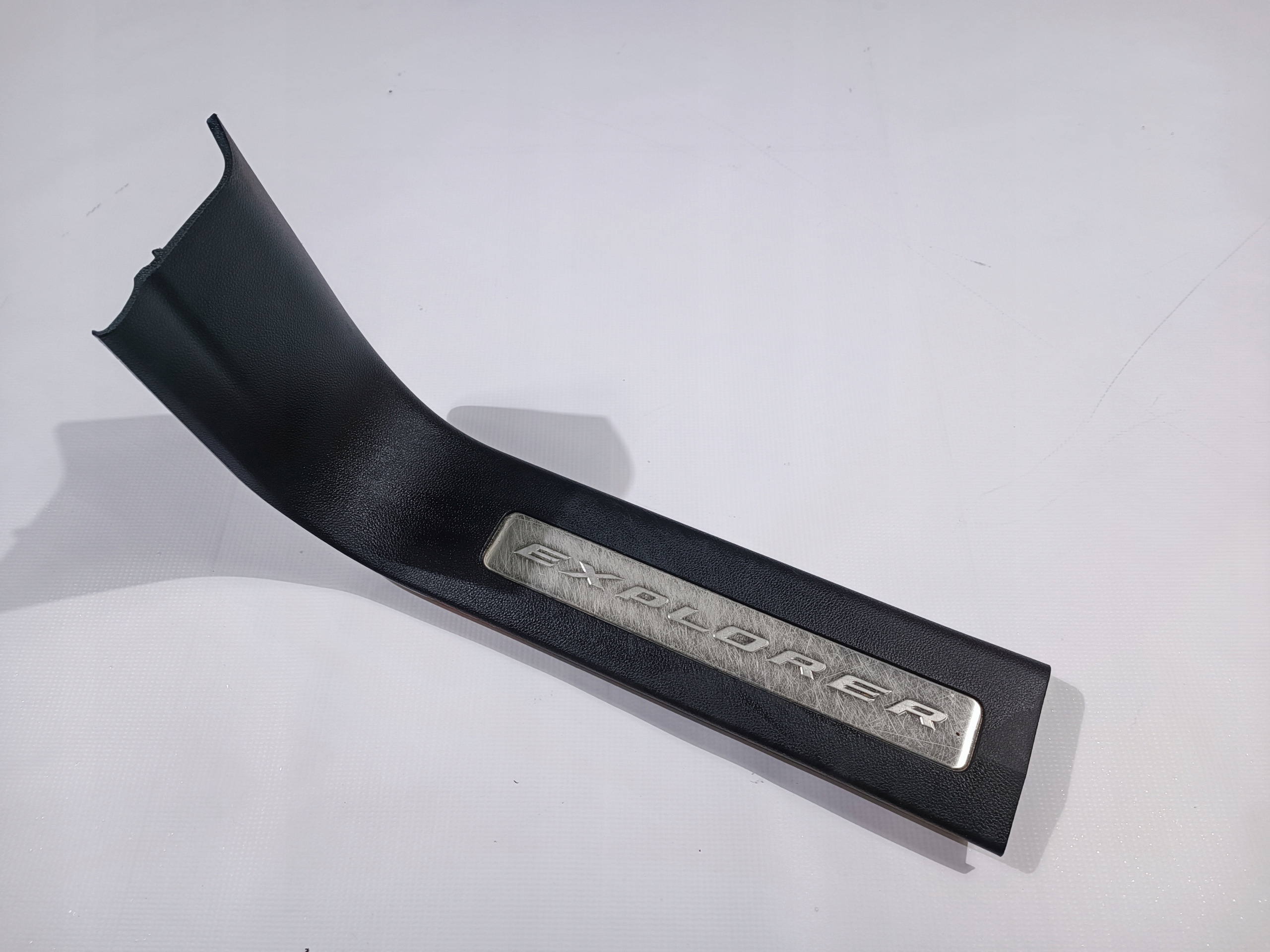 cap moulding of the threshold left front Ford Explorer 2011-2019