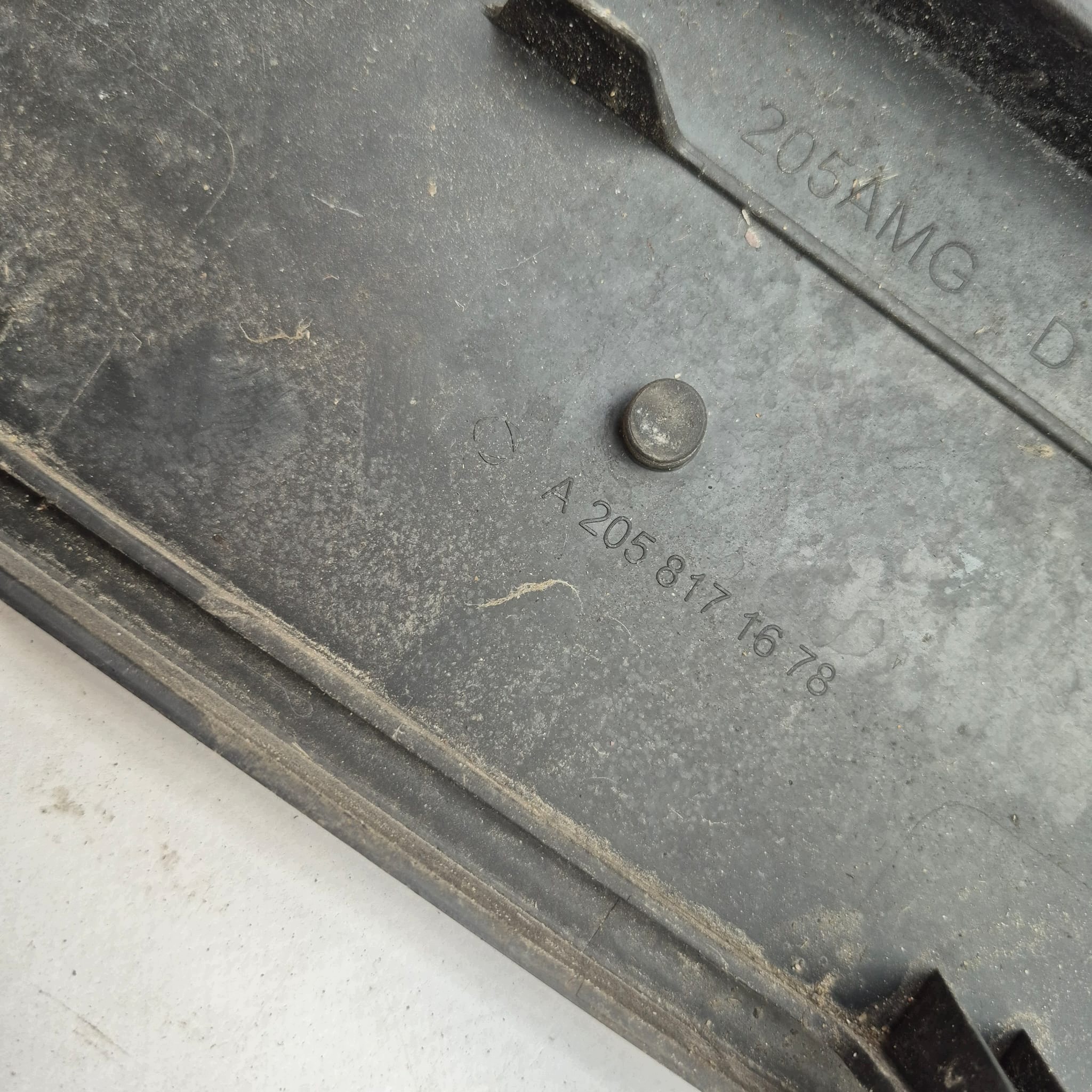 MERCEDES C-KLASA W205 frame pad below TABLICE registration A2058171678