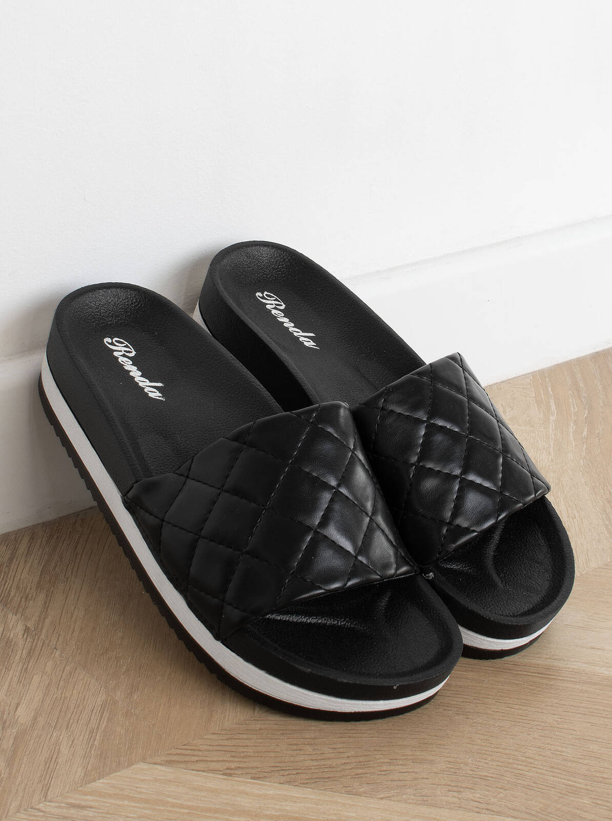 KLAPKI SKÓRZANE GRUBA PODESZWA CZARNE 38 Wzór dominujący bez wzoru