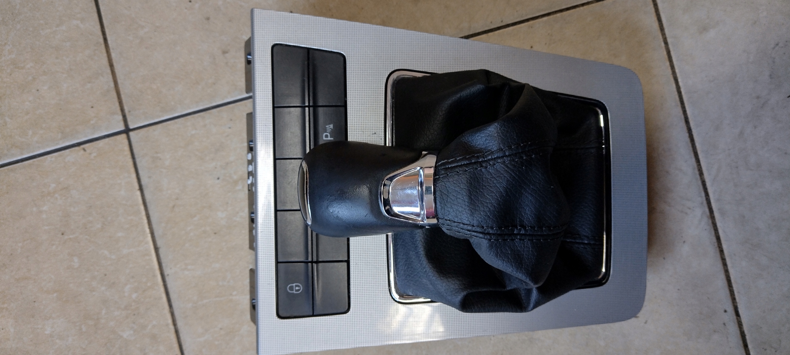 5E186212A - SKODA OCTAVIA III РУЧКА СИЛЬФОН РАМКА