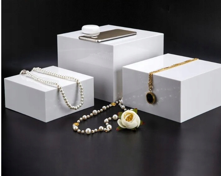 3 szt białych pudełek ekspozycyjnych w kształcie sześcianu, Cliselda