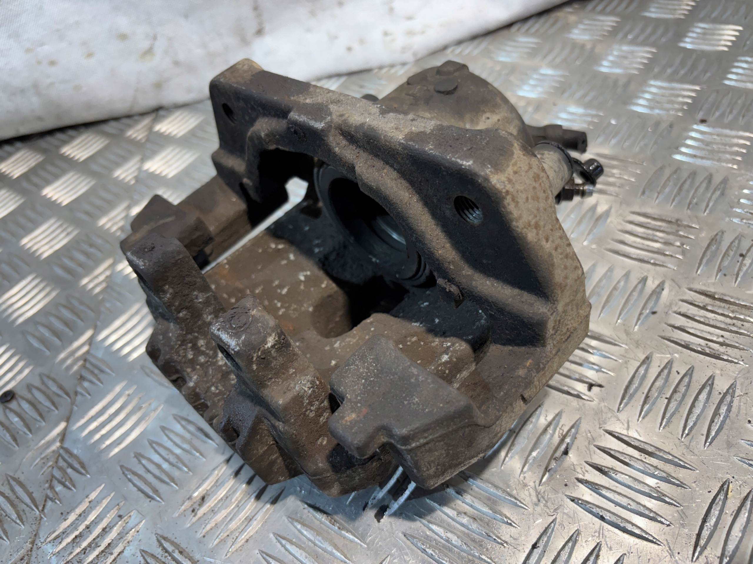 strmeň Brzdový ľavý predok BMW E60 2,0D