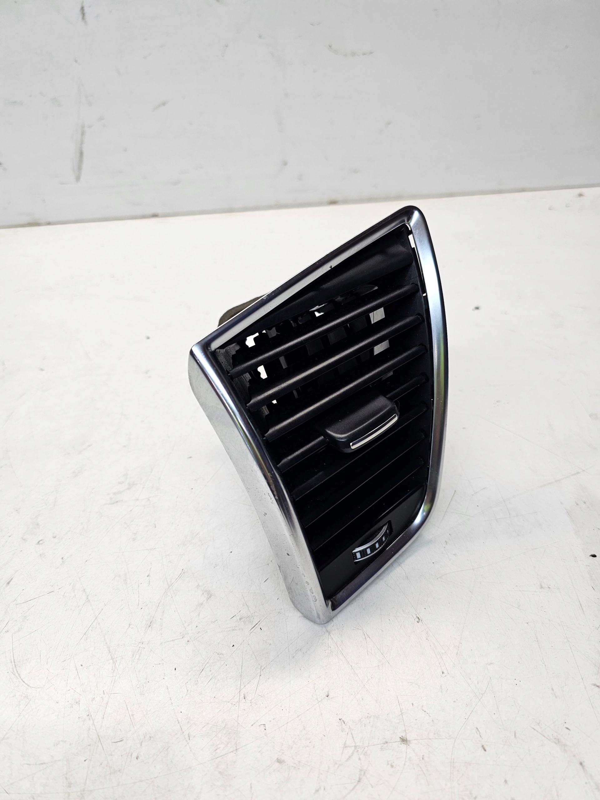 grid air conditioning devices left AUDI Q5 8R LIFT 8R1820901J