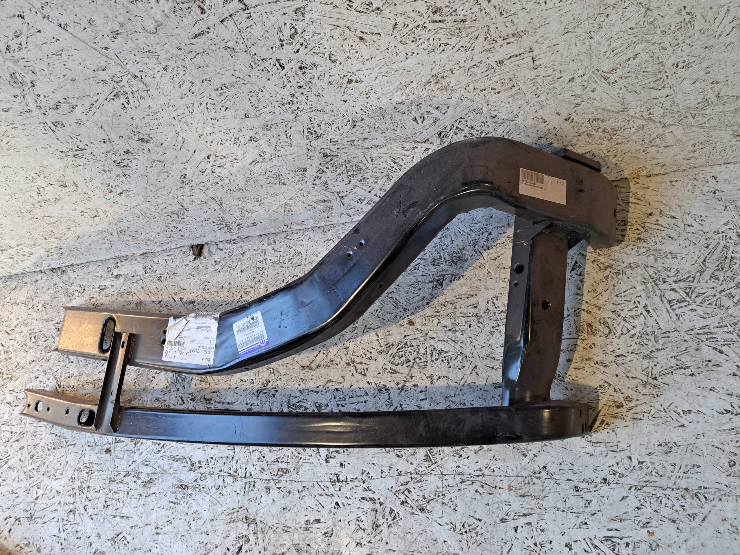 DODGE RAM 68267303AB КРЕПЛЕНИЕ КРЫЛА ЛЕВОЕ