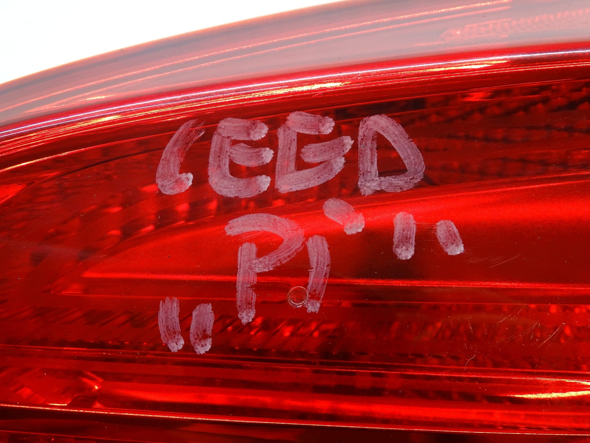 feu droite arrière du capot KIA CEED II