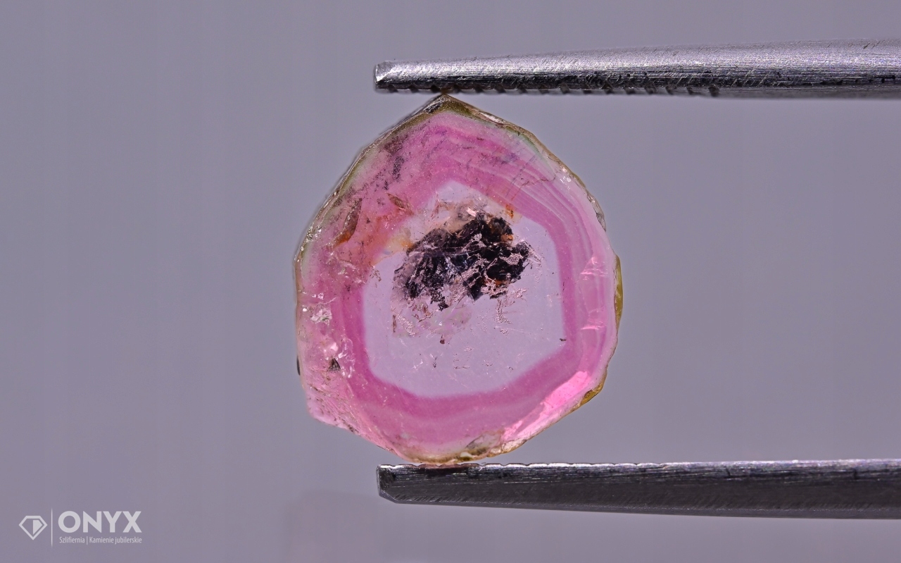 Turmalín nepravidelná deska 10x10 mm