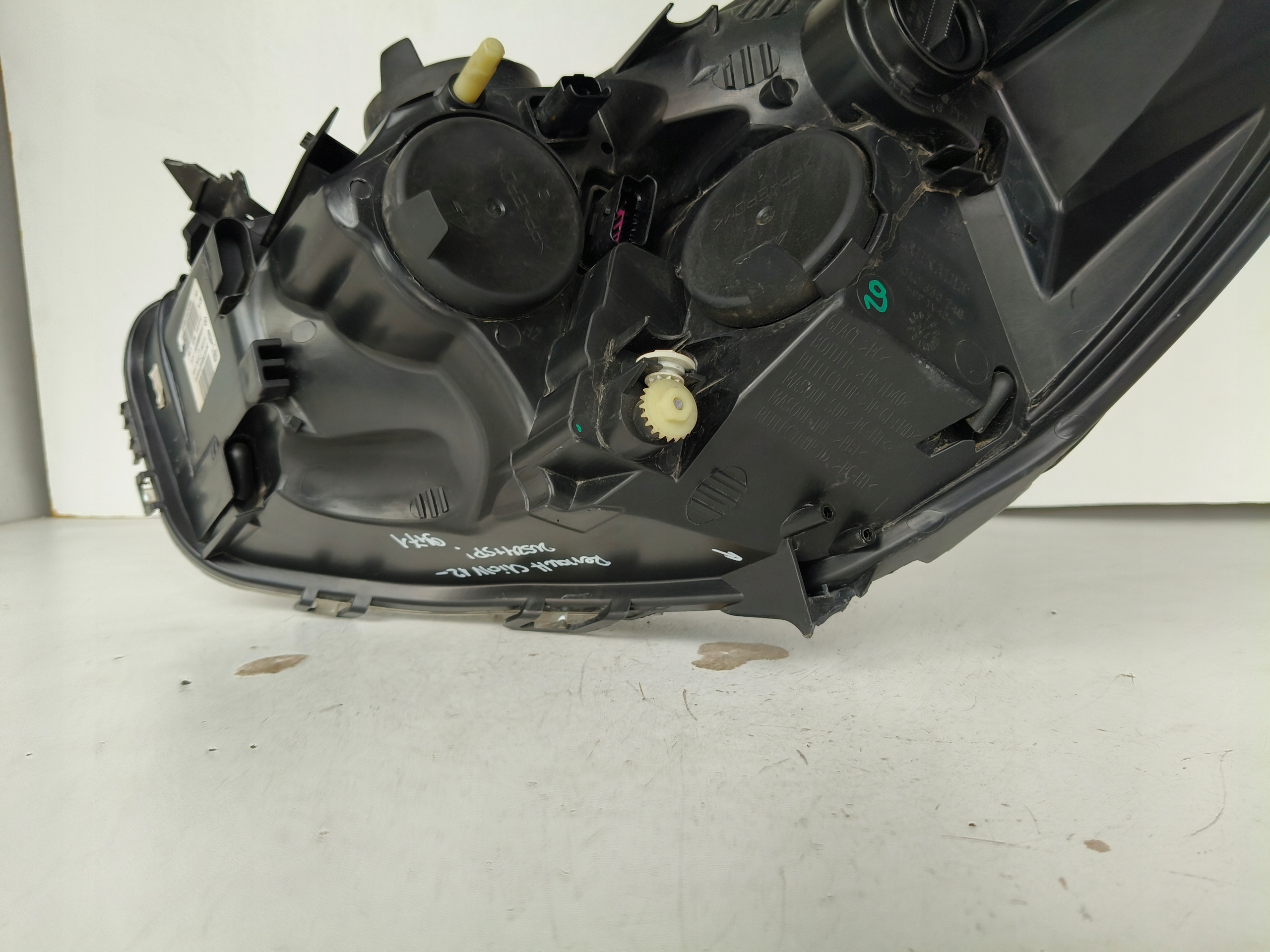 light right REFLEKTOR RENAULT CLIO IV 12