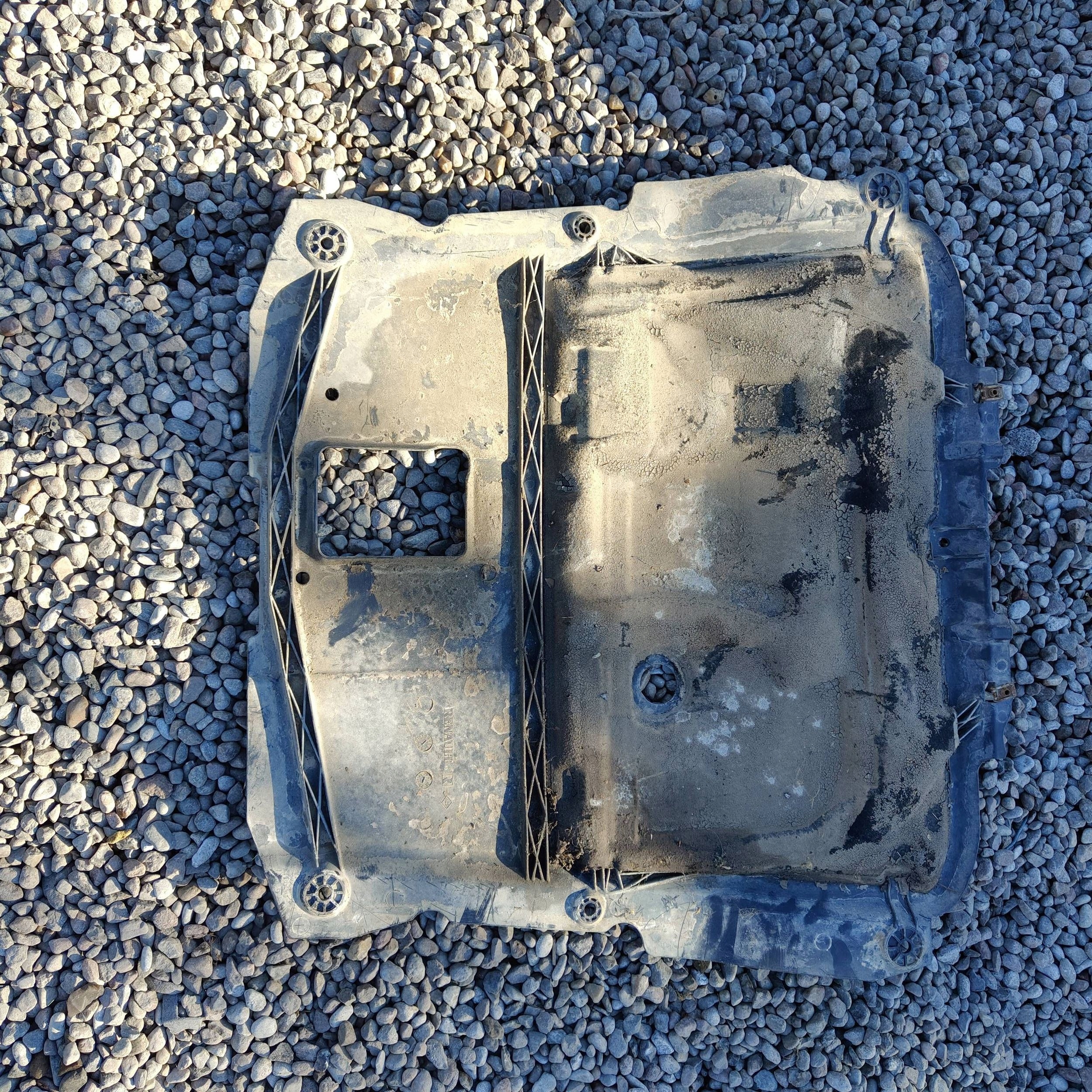 Dacia Sandero II 2018 cover lower of the engine