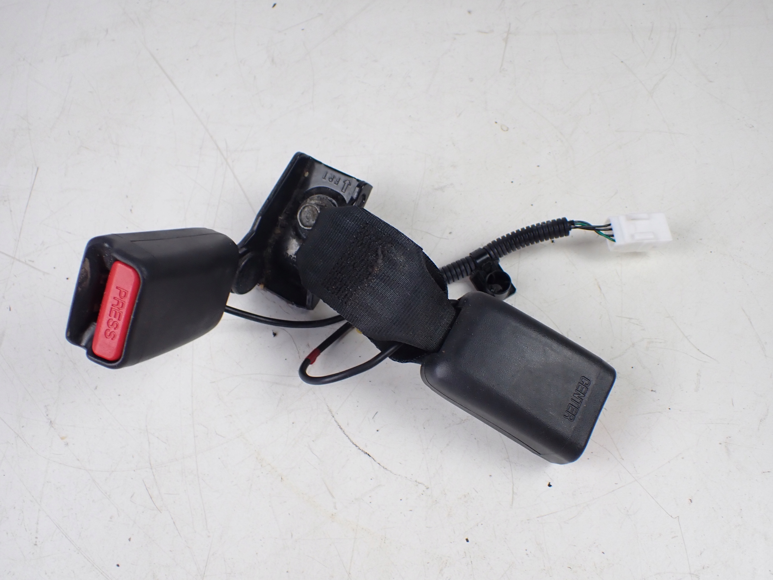 защелка ремня зад правый kia OPTIMA IV универсал