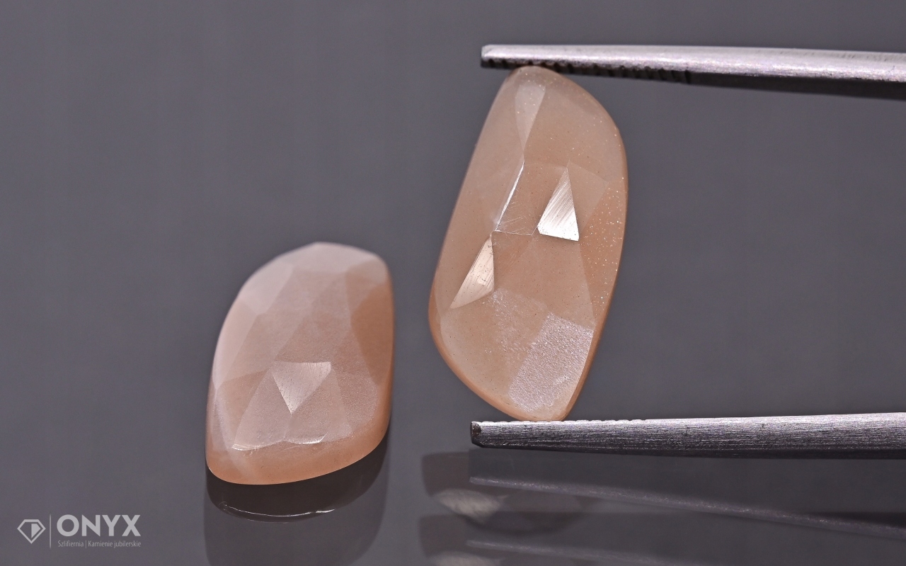 Měsíční kámen Pár fazetovaný nepravidelný 17x