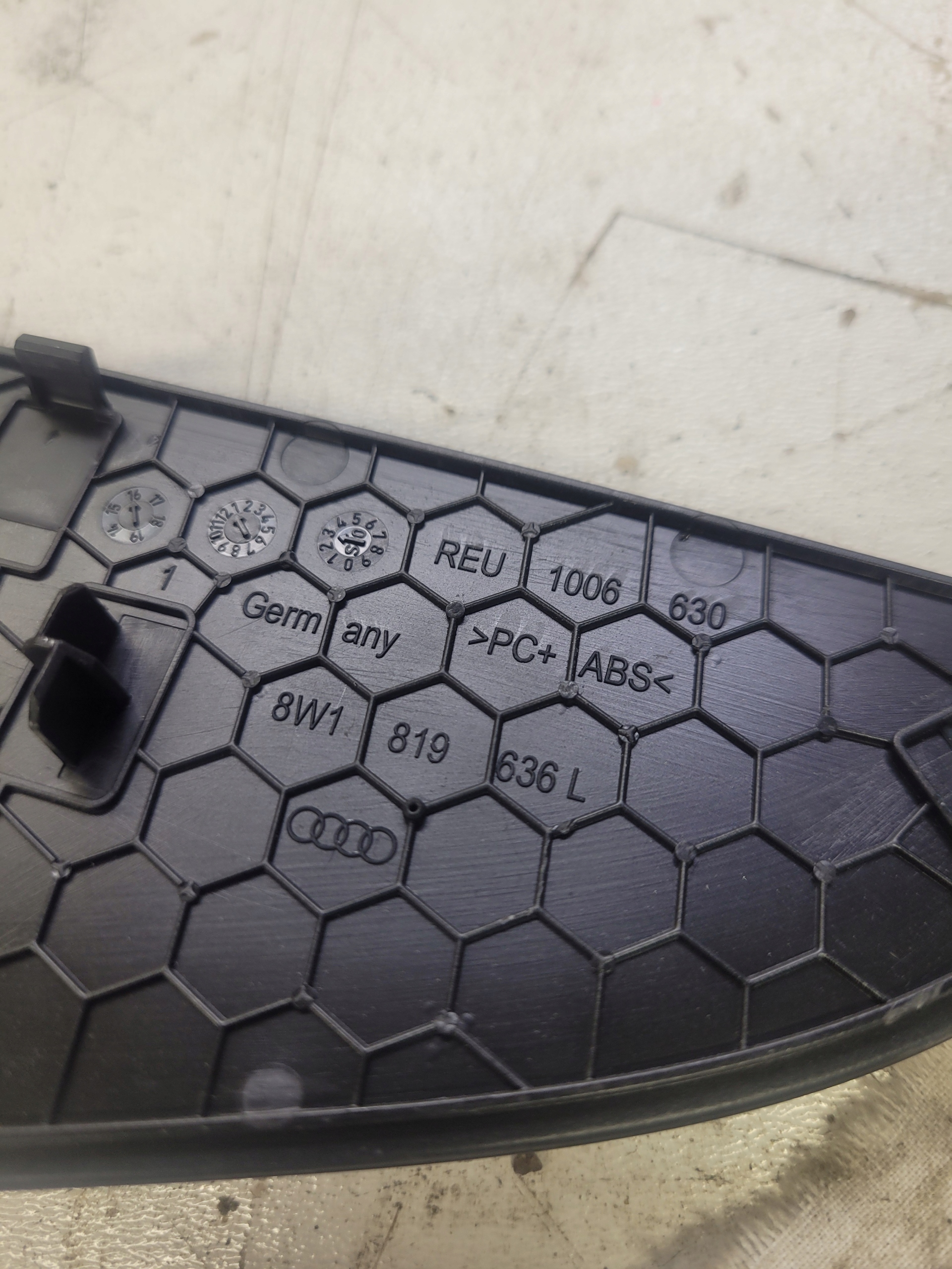 de couverture du haut-parleur du tableau de bord AUDI A4 B9 8W1819636L