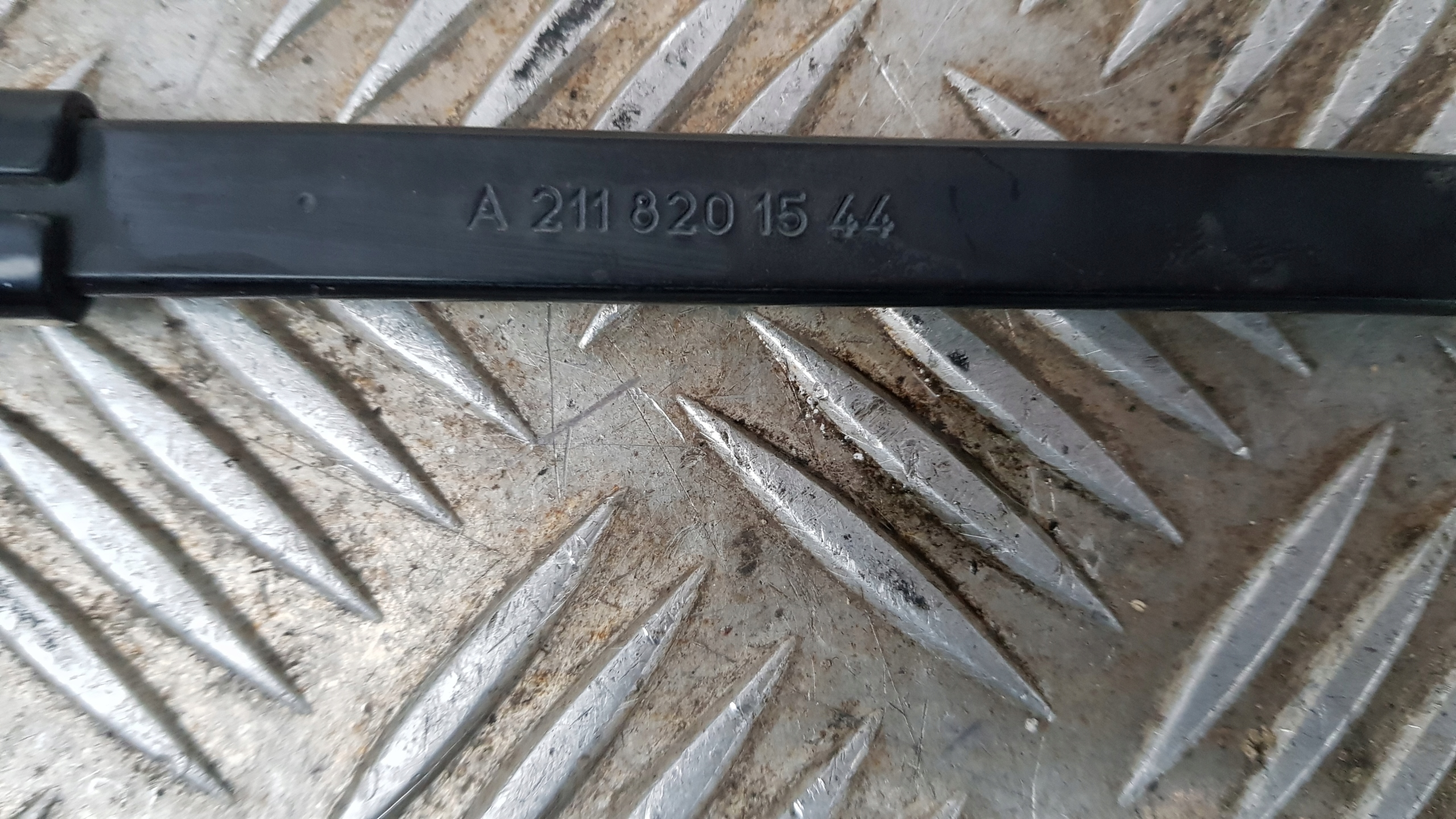 MERCEDES W211 wiper arm left POJEDYNCZE
