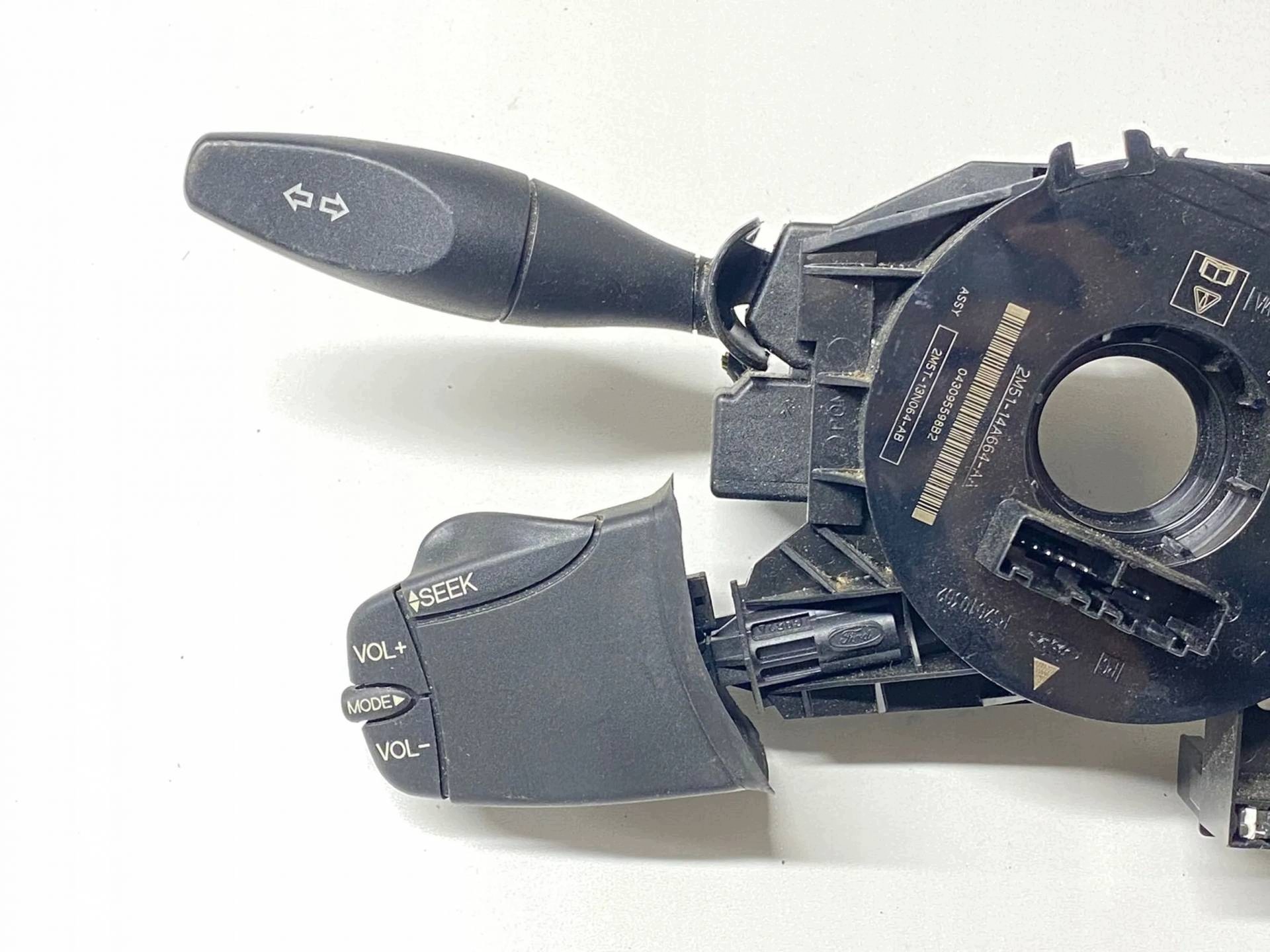 steering wheel levers and controls Ford Focus facelift 2005 2M5T13N064AB