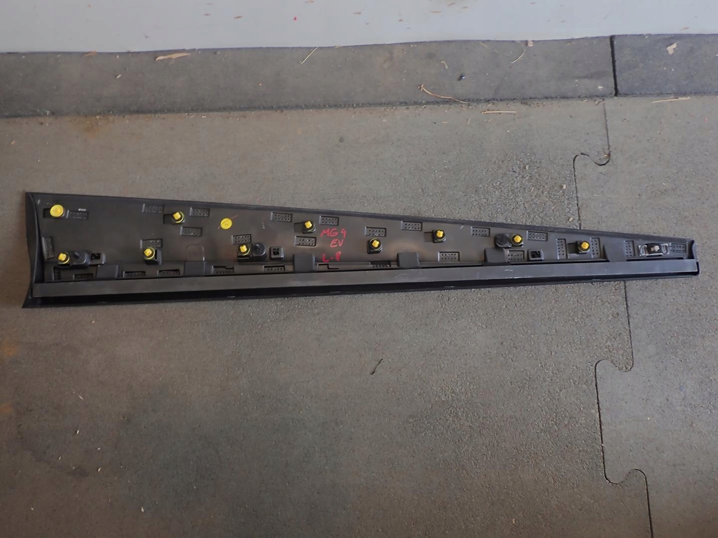 moulding door left front MG 4 11197522-2