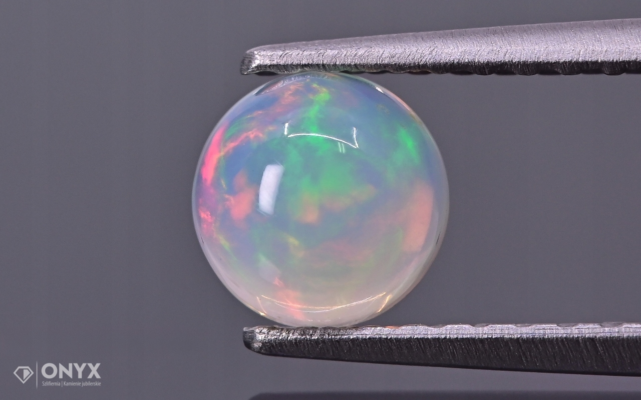 Opál z Etiopie kabošon kulatý fi 5 mm