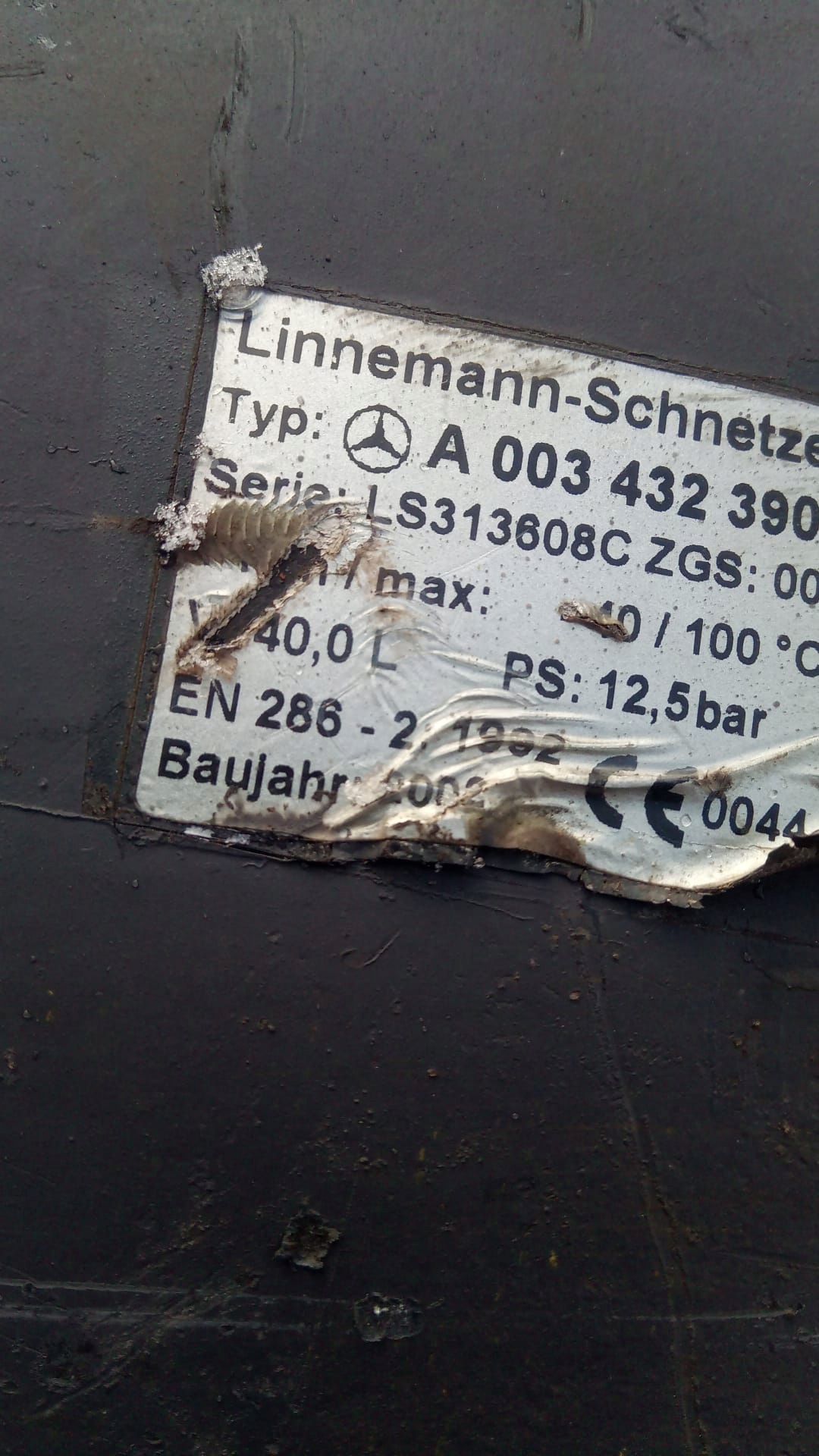 003432390 - оздушный бак 40L. Mercedes