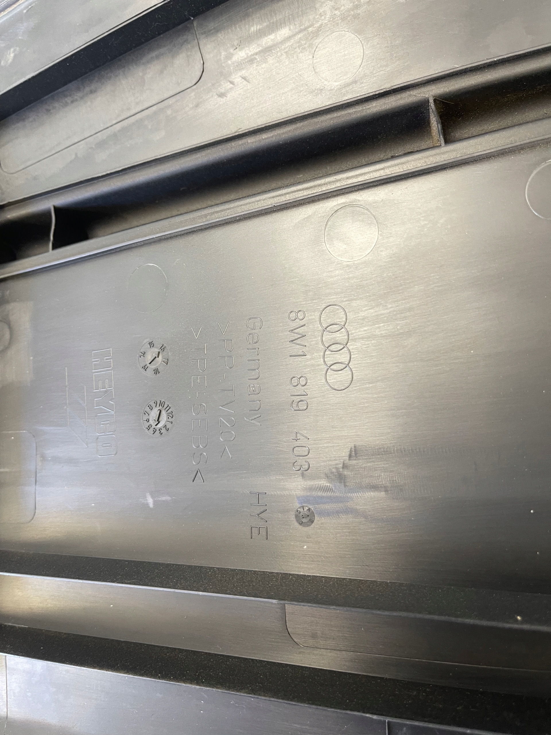 AUDI A4 8W torpedo plastic 8W1819403