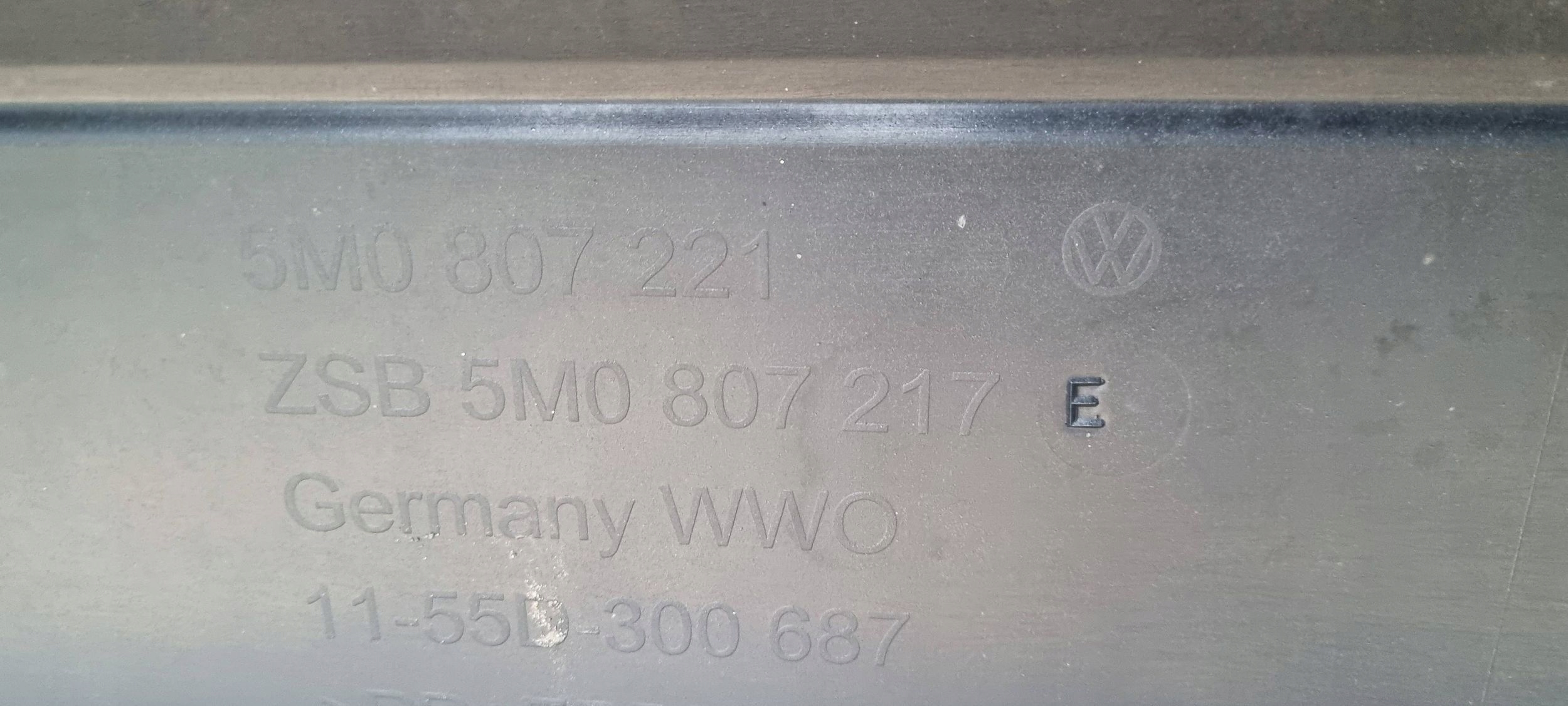 бампер передний vw Golf V PLUS 5M0807221