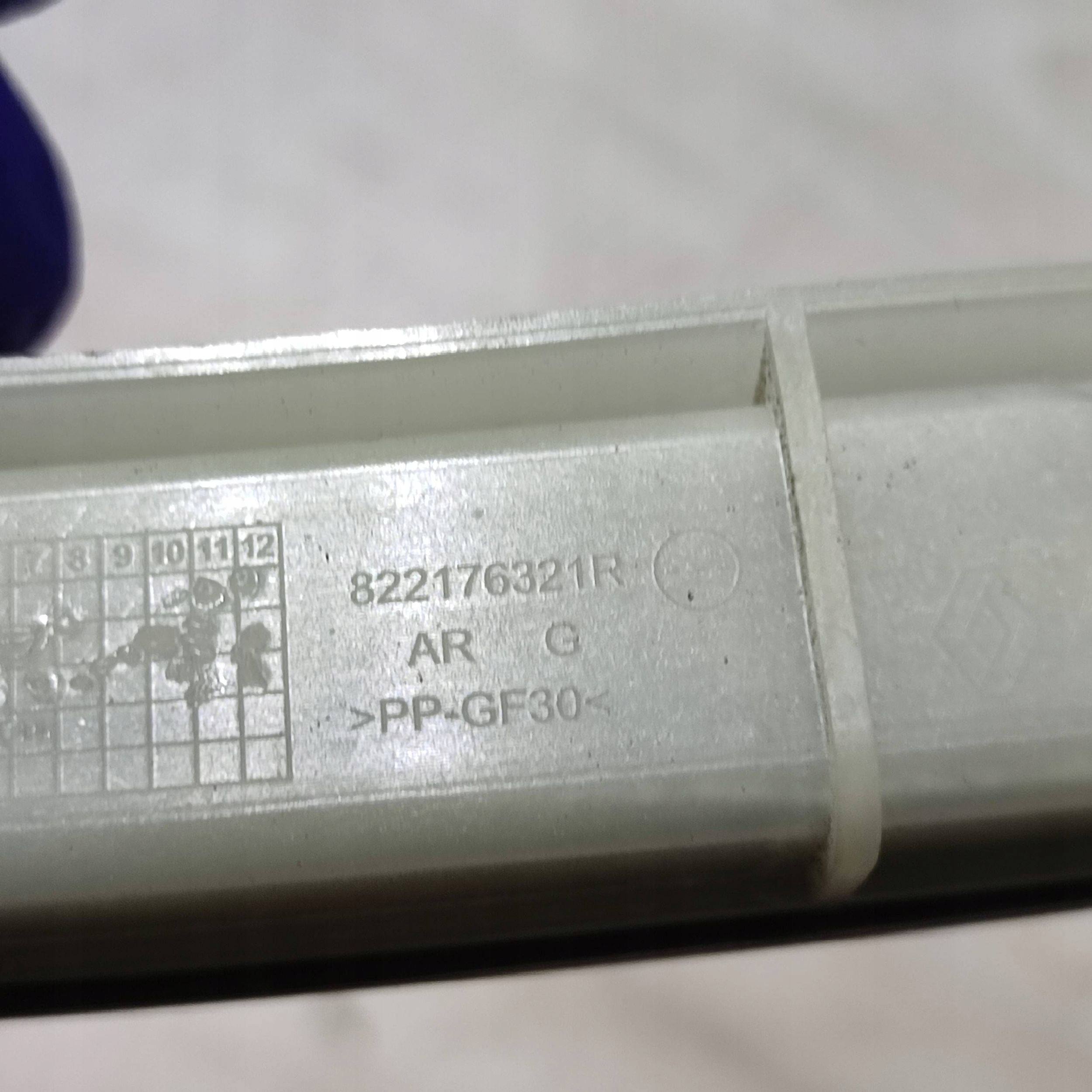 prowadnica windows door rear part side left Dacia Jogger 802213320R