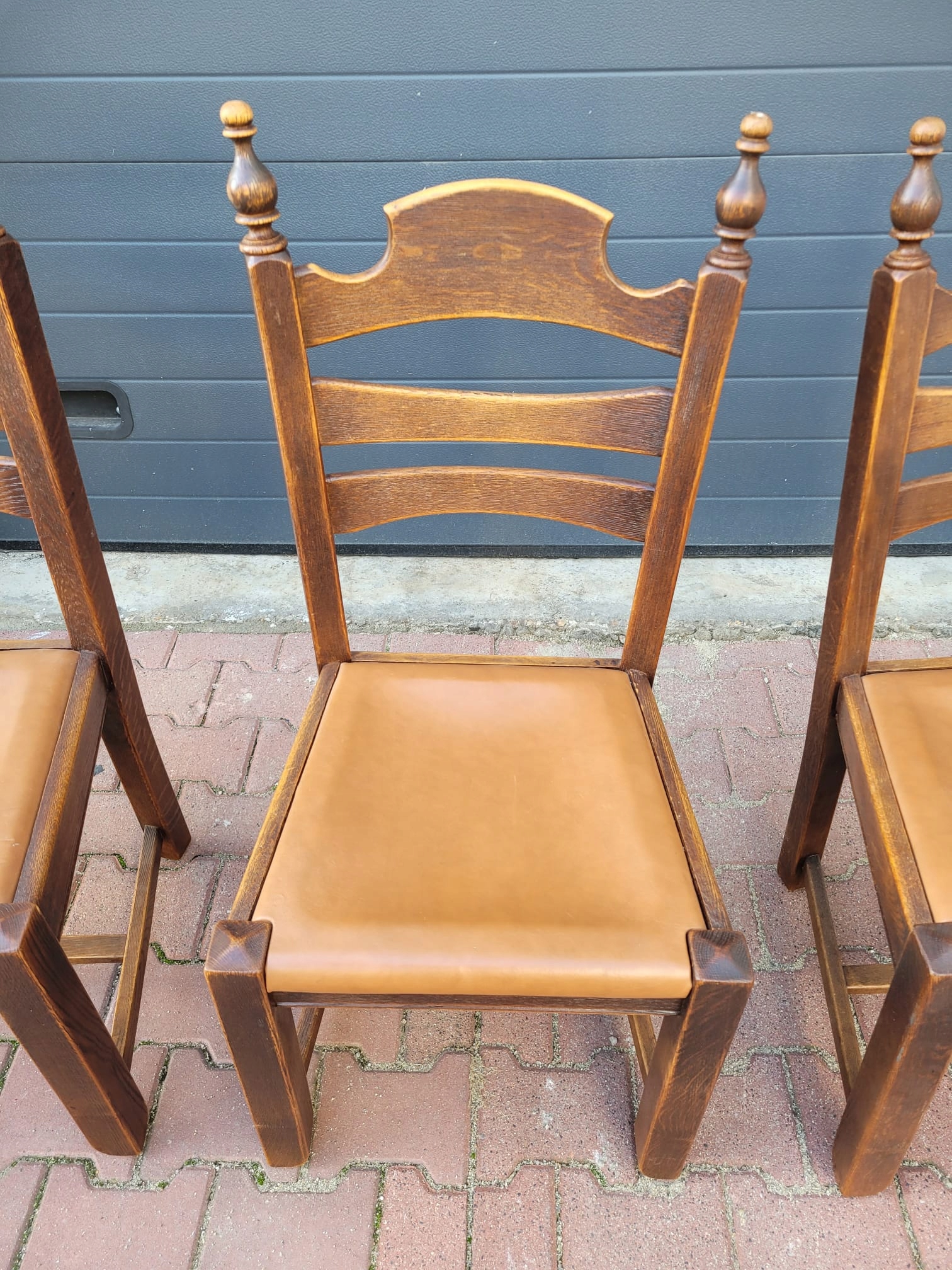 Cztery dębowe krzesła Materiał drewno