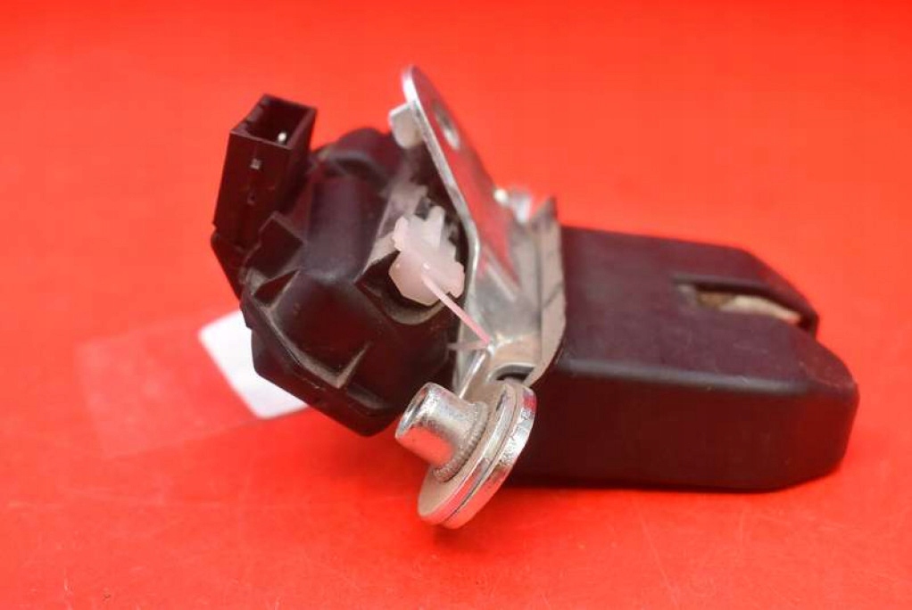 замок крышки багажника 5J0827501B SKODA FABIA 2 II 5D HB 07-10