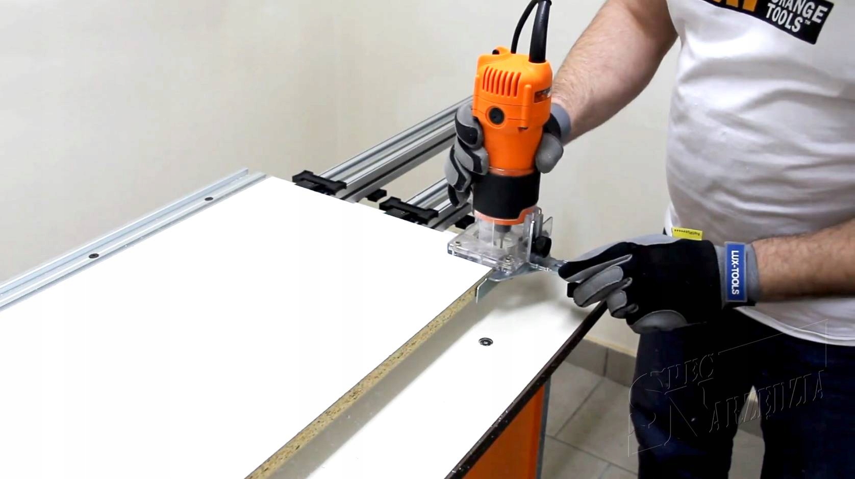 RĘCZNA FREZARKA GÓRNOWRZECIONOWA TRYMER 6,35 6 8MM 550W FREZY CMT Zasilanie sieciowe