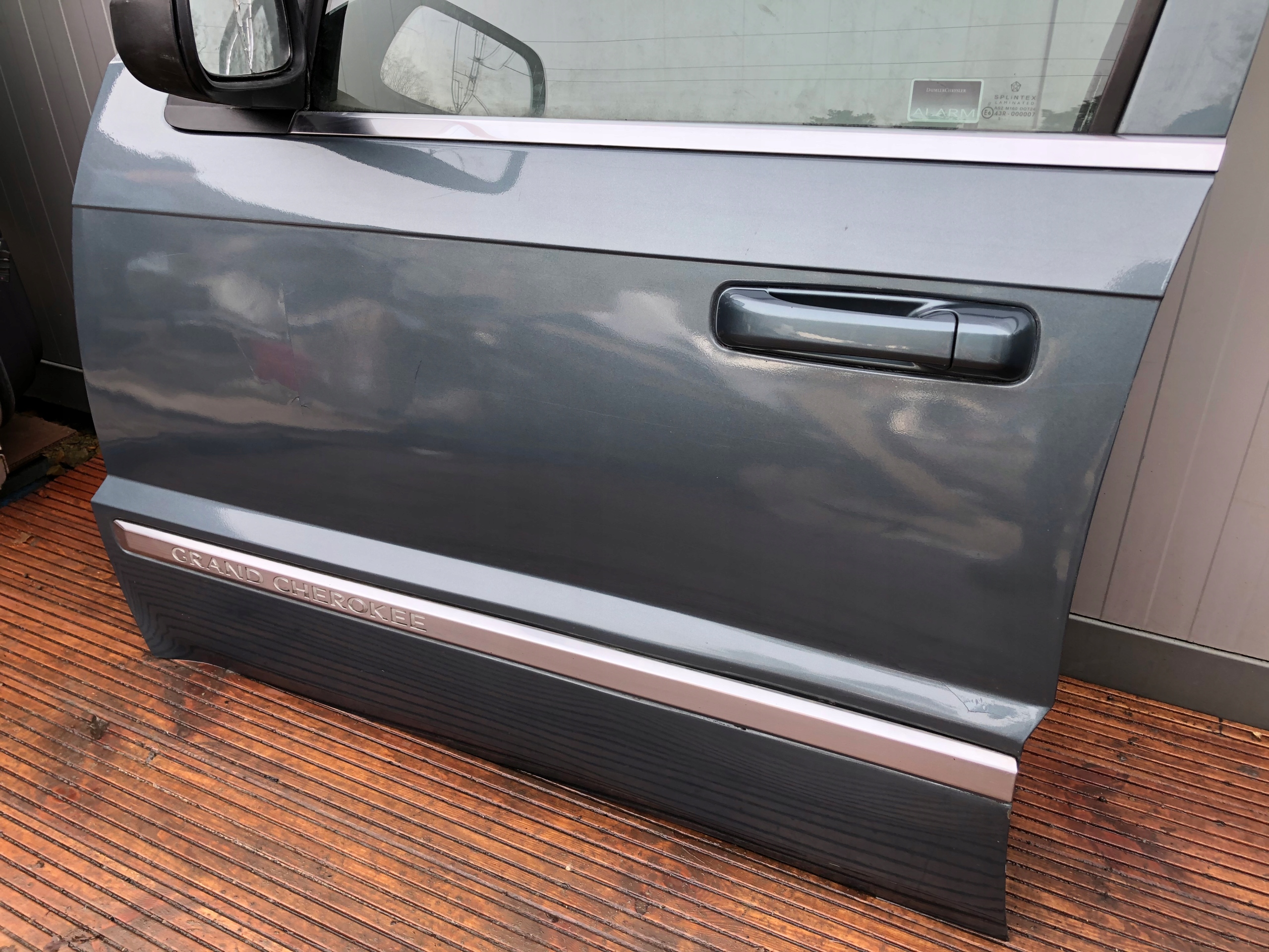 JEEP CHEROKEE WK DRZWI LEWY PRZÓD Producent części Jeep OE