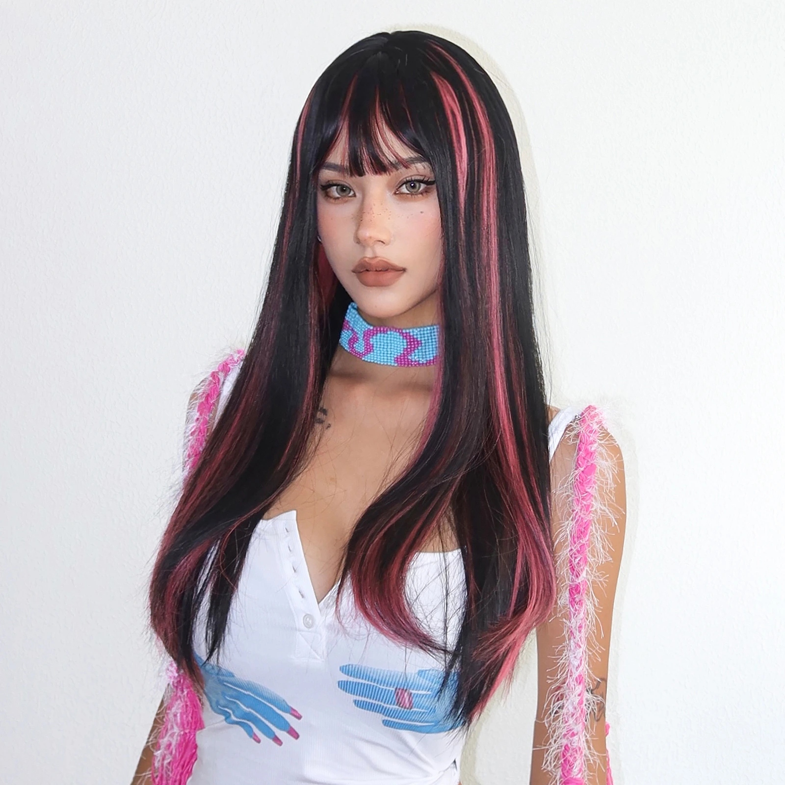 Dlouhá černá paruka Isolda s růžovými melíry a ofinou