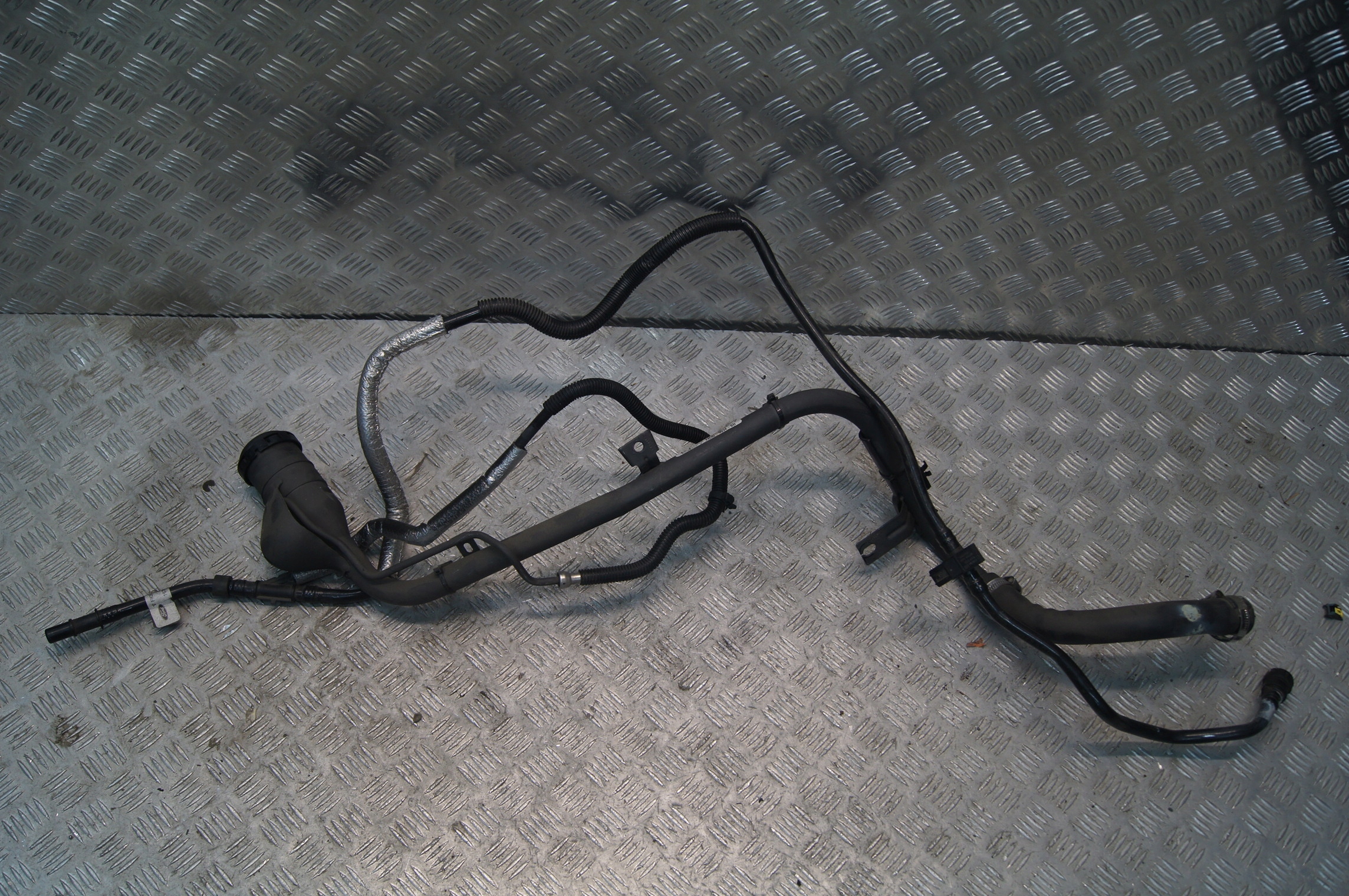 FR3C-9034-BH - Ford Mustang VI 5.0 GT труба топливного бака