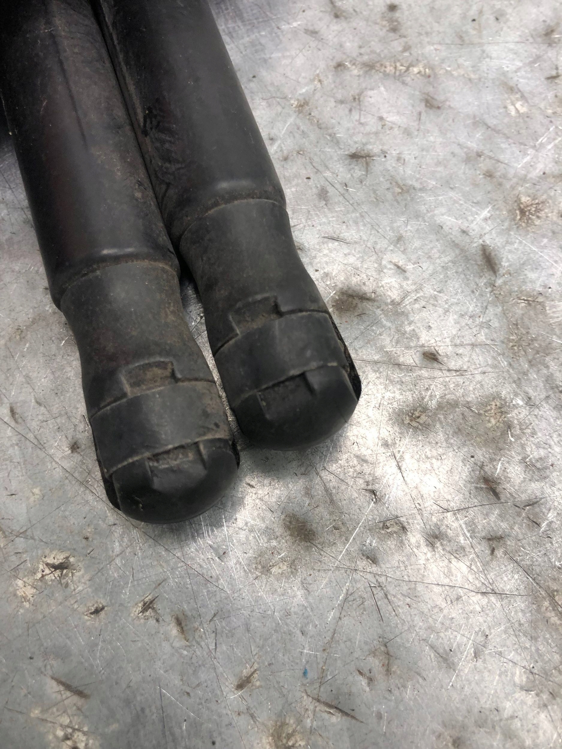 SILOWNIKI bonnet boot SEAT LEON II 1P0827550