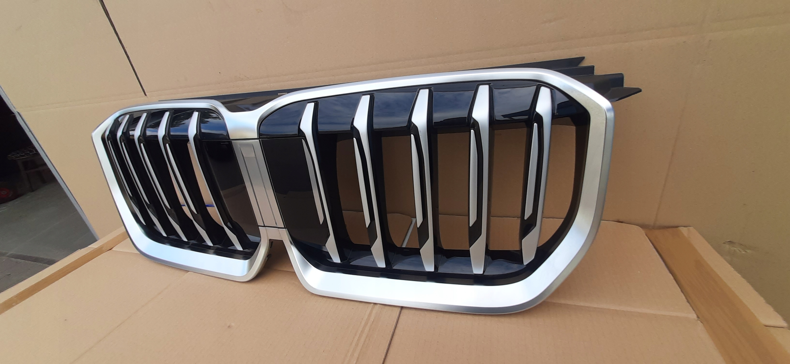 GRILL ATRAPA BMW X1 U11 22- DEMONTAŻ Wersja Europejska