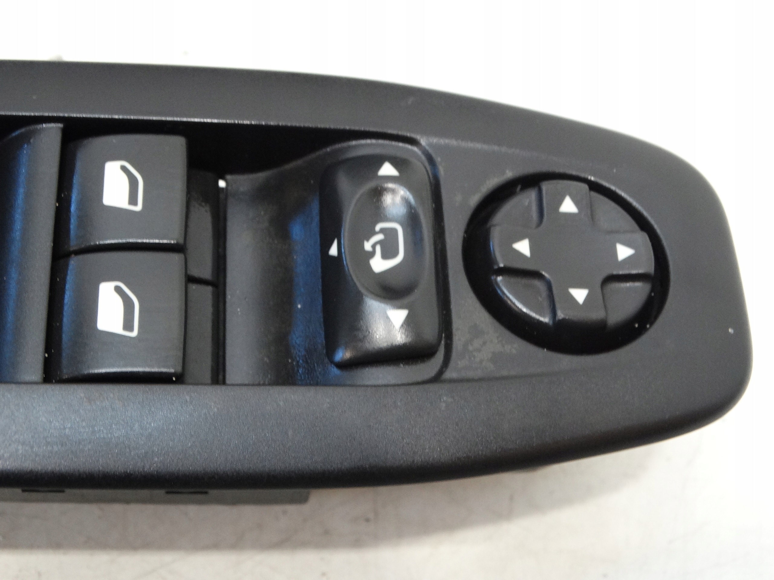 PANEL switch of control of the window left front PEUGEOT 208 2008 and 98242539ZD
