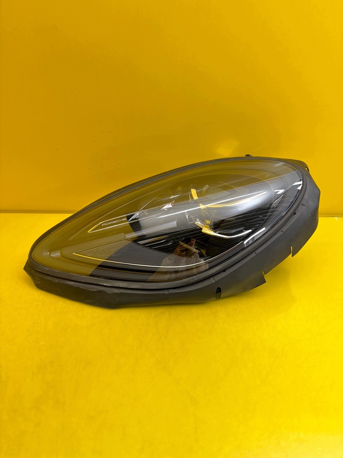 light left front Porsche Macan Lift 95B PDLS 95B941077M